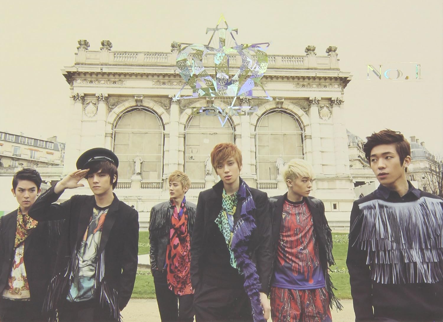 1集 - No.1 (通常版)(韓国盤) 商品発送は、ご注文後1週間くらいかかります。 大人気ボーイズグループ・Teen Top(ティーン・トップ)の初フルアルバムに、[通常版」が緊急リリース! !先行行リリースとされる「限定版」に続き、「通常版」もリリース決定。CDの収録内容は「限定版」と同内容となりますが、オール、パリロケによる付属のフォトブック(60ページ)には「通常版」のみの未公開カットを収録。さらに、「限定版」に付属されているメンバー別6種類のフォトカードの中から、ランダムで1枚付いてくる! 5