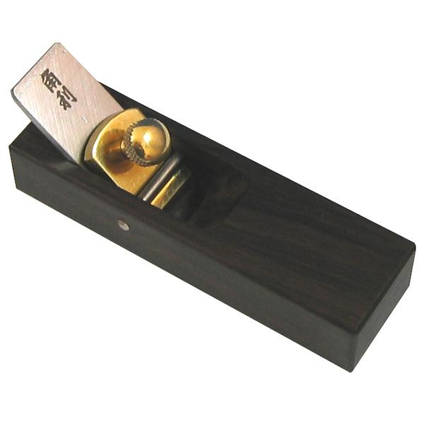 ■機能ネジ式で刃の調整が簡単な小型細工用鉋です。最高級の黒檀台と切れ味鋭いハイスブレードの組み合わせです。ブレードの出し入れが簡単なねじ方式を採用です。平面を削る際に使える、巾18mmタイプの細工用鉋です。■仕様・スペック●台のサイズ：長さ90×幅27×高さ18mm■材質●刃の材質：ハイス