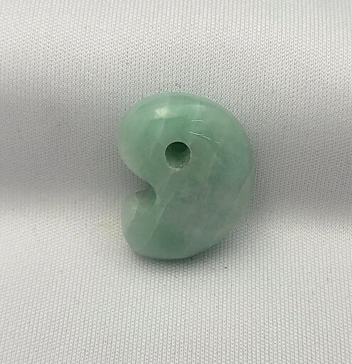 翡翠 (ひすい)勾玉 まがたま 23mm×12mm 天然石 パワーストーン ミャンマー産 〈18〉 翡翠 (ひすい)勾玉 まがたま 23mm×12mm 天然石 パワーストーン ミャンマー産 〈18〉