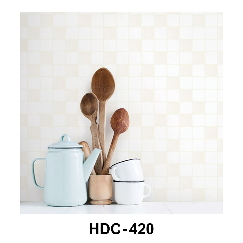 壁紙 白 シール 【 タイル柄の貼ってはがせる壁紙シール 】 厚手 アルミ 断熱 防水 タイル モザイクタイル ホワイト壁紙シール のり付き 壁用 リメイクシート 北欧 おしゃれ かわいい アクセントクロス カッティングシート DIY リフォーム 輸入壁紙 ハニカム柄 六角形 宅B