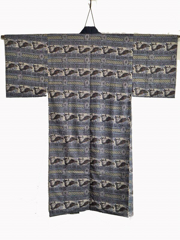 ■商品説明 / Description of item■It is a cloud dragon pattern. Unryu pattern is a pattern of "dragon" flying between clouds. The dragon is considered to be a sacred beast that controls water, and is often designed with patterns representing rain such as clouds and thunder. In Japan, it is an auspicious pattern that indicates omnipotence. A 'juban' is a garment worn by men under a kimono.サイズ / Size・着丈(後方襟付根〜裾先)　約134.0cm / Length (back collar base-hem) about 52.8in ・肩幅(両肩横直線)　 / Shoulder width (both shoulders horizontal line) ・裄(肩頂点〜袖先)　約65.0cm / Sleeve length (shoulder apex-sleeve end) about 25.6in ・袖丈　約47.0cm / Sleeve Tip Width about 18.5inmaterial / 素材Muslin / メリンスcondition / 　　　　　状態There is a feeling of use. 使用感があります。＊Please refer to the location specified in the figure.＊写真をご参照ください。 Country of origin / 原産国Japanimportant points / 注意事項Due to the characteristics of the material, some shrinkage and twisting may occur due to washing and cleaning.素材の特性上、洗濯やクリーニングにより多少の縮みやヨレが生じる場合がございます。 We take the utmost care in photographing the products, but depending on the monitor environment at the time of viewing, the colors may appear slightly different from the actual products.商品撮影には細心の注意を払っておりますが、ご覧の際のモニター環境により、実際の商品と多少色味が異なって見える場合がございます。 ＊当店は、買出し屋です。 実際に一軒一軒のお宅へ出向いて、 蔵や土蔵に眠っている商品を 買わせて頂いています。 その為、骨董品に関しては、 うぶもの （未だ蔵の中で世に出ていない品） を中心に取り扱っております。 昔の方々の巧みの技をそして、 それを大事に使っていた方々の心を 大切にしていただける方々へお届けしたいと思っております。 買い出し情報はこちら↓