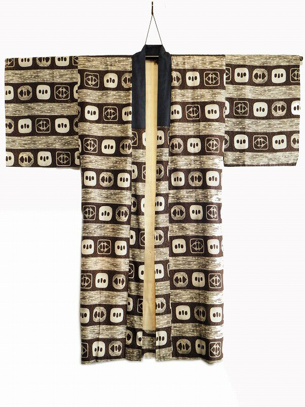 ■商品説明 / Description of item■It is a pattern with a tsuba, which is the part of a Japanese sword, as a motif. A 'juban' is a garment worn by men under a kimono. →　Click here for other kimono underwear /　日本刀の部位である鍔をモチーフにした文様です。襦袢（じゅばん）とは、男性が着物の下に着る衣服のことです。 →　他の襦袢はこちら サイズ / Size・着丈(後方襟付根～裾先)　約132.0cm / Length (back collar base-hem) about 52.0in ・肩幅(両肩横直線)　約64.5cm / Shoulder width (both shoulders horizontal line) about 25.4in ・裄(肩頂点～袖先)　約65.5cm / Sleeve length (shoulder apex-sleeve end) about 25.8in ・袖丈　約50.0cm / Sleeve Tip Width about 19.7in ※多少の誤差はご了承下さい / Please acknowledge some errors. material / 素材Synthetic fiber / 化繊condition / 　　　　　　状態There is a feeling of use. ＊Please refer to the location specified in the figure. /使用感があります。＊写真をご参照ください。Country of origin /　 原産国Japanimportant points / 　注意事項Due to the characteristics of the material, some shrinkage and twisting may occur due to washing and cleaning. We take the utmost care in photographing the products, but depending on the monitor environment at the time of viewing, the colors may appear slightly different from the actual products.素材の特性上、洗濯やクリーニングにより多少の縮みやヨレが生じる場合がございます。 商品撮影には細心の注意を払っておりますが、ご覧の際のモニター環境により、実際の商品と多少色味が異なって見える場合がございます。 ＊当店は、買出し屋です。 実際に一軒一軒のお宅へ出向いて、 蔵や土蔵に眠っている商品を 買わせて頂いています。 その為、骨董品に関しては、 うぶもの （未だ蔵の中で世に出ていない品） を中心に取り扱っております。 昔の方々の巧みの技をそして、 それを大事に使っていた方々の心を 大切にしていただける方々へお届けしたいと思っております。 買い出し情報はこちら↓