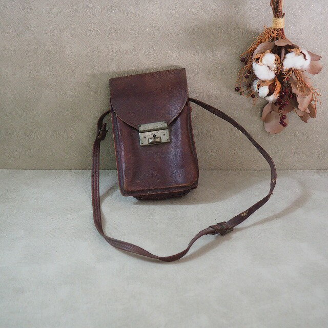 味わい深い 革鞄 レザーショルダーバッグ 0002ビンテージ スーツケース ミリタリー古道具 古民家 古民..