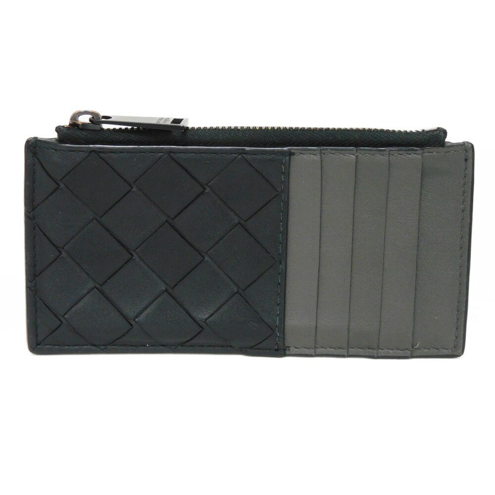 ブランド BOTTEGAVENETA ボッテガヴェネタ 品番 591379 VCPQ6 8368 商品名 BOTTEGAVENETA ボッテガヴェネタ コイン カードホルダー コインケース 形状 コインケース 色 ネロ×ライトグラファイト（ブラック系） 金具色 マットブラック 素材 カーフスキン サイズ 約W13.8cm x H7x D1(cm) 重さ 47g 付属品 なし 仕様 内側： 小銭入れ x 1、オープンポケット x 1、カードポケット x 5 商品ランク B 状態 [外側] 表面：小キズ、スレ、シワ、凹み 金具部分：剥がれ、退色 コーナー：スレ [内側] 内側：亀裂、小銭入れ汚れ(小)、小銭入れ小キズ 管理番号 01078h コメント カーフレザーににボッテガヴェネタのイントレチャートが施された「コイン カードホルダー」コインケースです。 シリアル S02131993L(RFID/ICチップ内蔵)