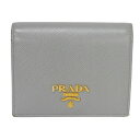 プラダ PRADA 二つ折り財布 サフィアーノ マルチカラー コンパクト ウォレット アルギラ セレステ グレー ブルー ロゴ メタル 1MV204 ZLP F0ZHT メンズ レディースサイフ お札入れ エレガント 高級 上品 大人 ブランド【中古】