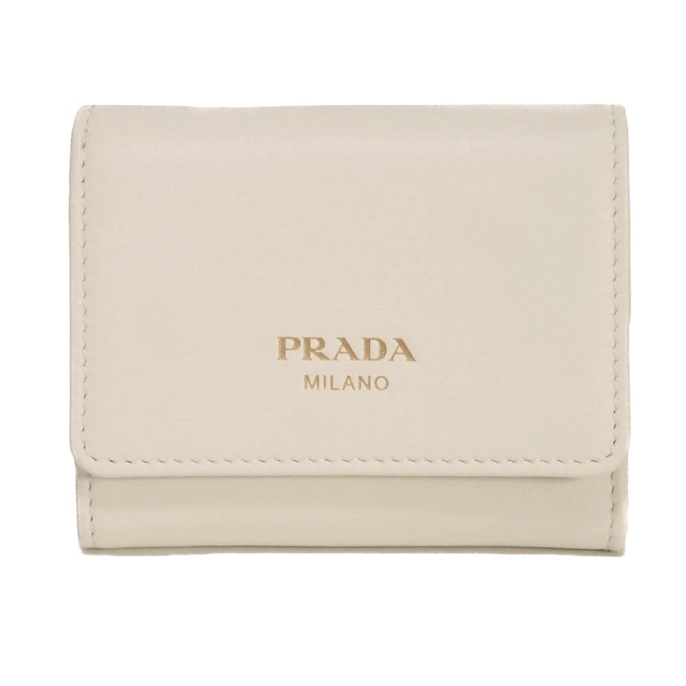 ブランド PRADA プラダ 品番 1MH043 2CYS F0009 商品名 PRADA プラダ ソフト グレイン コンパクト ウォレット 三つ折り財布 形状 三つ折り財布 色 ビアンコ（ホワイト系） 金具色 ゴールド 素材 ソフトグレインレザー サイズ 約W10.2cm x H8.2x D2.5(cm) 重さ 79g 付属品 専用ケース、小冊子、紙タグ 仕様 開閉式：スナップボタン外側： フラットポケット x 1内側： 札入れ x 1、オープンポケット x 2、カードポケット x 4、小銭入れ x 1 商品ランク S 状態 未使用 管理番号 07142j コメント 型押しカーフレザーにプラダの箔押しロゴがあしらわれた「ソフト グレイン コンパクト ウォレット」スナップ式三つ折り財布です。 シリアル 62(RFID/ICチップ内蔵)