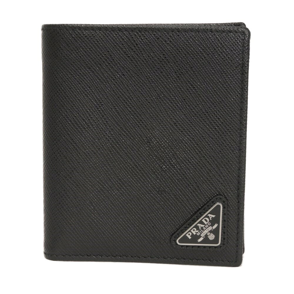 ブランド PRADA プラダ 品番 2MO004 QHH F0002 商品名 PRADA プラダ サフィアーノ コンパクト ウォレット 二つ折り財布 形状 二つ折り財布 色 ネロ（ブラック系） 金具色 シルバー サイズ 約W8.8cm x H10.3x D2(cm) 重さ 60g 付属品 専用ケース 仕様 開閉式：フラップ内側： 札入れ x 1、オープンポケット x 2、カードポケット x 6 商品ランク SA 状態 金具部分：キズ [外側] 表面：スレ 切り替えし部分：スレ コーナー：スレ 管理番号 10144j コメント 型押しカーフレザーにプラダのトライアングルロゴがあしらわれた「サフィアーノ コンパクト ウォレット」二つ折り財布です。 シリアル なし(RFID/ICチップ内蔵)