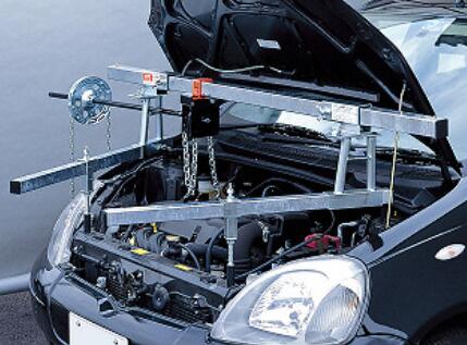 KTC 衝撃吸収ボディ対応エンジンメカハンガ 品番:AE901 自動車用エンジンの保持専用工具 最大使用負荷：2,450N（250kgf）以下 近年多くの車に採用されている衝撃吸収ボディ車対応 フェンダーに傾斜があったり前下がりの場合でも地面に対して平行に安定したセッティングが可能 2