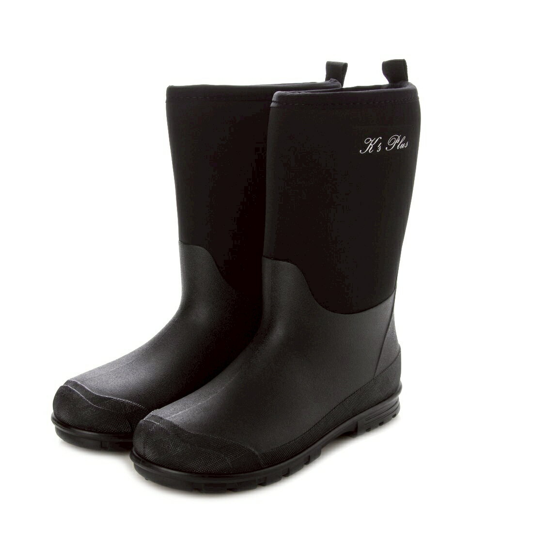 防水性・通気性・伸縮性 三拍子の最高素材、ネオプレンゴム（クロロプレンゴム）を使用した キッズ プレミアムレインブーツ。 一般的な長靴は通気性が悪く、長時間履いていると足汗で濡れることがあります。 この通気性の問題を解消する為に、ダイビングスーツに使用されるネオプレン素材を応用した長靴が考案、その結果、湿度が上がる夏場は靴内が蒸れにくく、冷え込む冬場は保温効果を発揮、オールシーズン快適に使用できる効果が得られました。 底・甲・筒の下部は合成樹脂、筒の上部と裏地全体にネオプレンを贅沢に使用することで、靴全体の完全防水はもちろん、肌にやさしく快適な履き心地を実現。 筒に伸縮性があるので抜群のフィット感、長時間使用しても足が痛くなりにくい点にも注目。 防滑意匠のアウトソールで水溜まり路面でも安全歩行。取り外せるインソールは洗濯可能、靴の中をいつも清潔な状態に保てます。 15センチ〜24センチまでご用意、幅広いサイズ展開で兄弟のペアルックにもぴったり。 機能性が優れて、スタイルもカッコよく、悪天候での通学やお出かけに活躍してくれる1足です。 ■商品仕様■ 弊社オリジナルブランド：K's Plus ケーズプラス サイズ(cm)：15.0 / 16.0 / 17.0 / 18.0 / 19.0 / 20.0 / 21.0 / 22.0 / 22.5 / 23.0 / 23.5 / 24.0 甲周り：3E (EEE) 幅広 カラー： BLACK(ブラック) / NAVY(ネイビー) / KHAKI(カーキ) 甲材：ネオプレン / 合成樹脂 (完全防水) 底材：合成樹脂 (一体成型) 裏地：ネオプレン 企画製造：日本でオリジナル企画、中国で委託生産 ※ネオプレンはウェットスーツと同様のゴム生地素材となり、雨に濡れても表面に水玉は発生しません。水が染み込んでいるように見えますが、内部への浸水はありませんので、どうぞご安心下さい。 ※写真を見るモニターやブラウザによって、実際の商品と若干の色の違いがある場合がございます。ご了承ください。