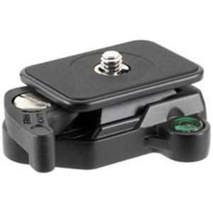 ベルボン QRA4 クイックシュー発売日：2014年9月5日三脚へカメラをワンタッチで取り付けできるクイックシュー。着脱毎にカメラネジを何度も回すわずらわしさから解放されます。軽量金属マグネシウムの採用により、ミラーレス一眼やハンディビデオ等に最適な小型・軽量サイズに仕上がっています。●クイックシュー機構カメラの着脱がワンタッチ。カメラネジを何度も回して取り付けるわずらわしさから解放されます。複数のカメラを使う場合や、カメラとビデオカメラを両方使う場合などにも大変便利です。●カメラネジつまみシュープレートにはカメラネジつまみがあるので、簡単にしっかりとカメラに装着できます。取り付けにコイン等は必要ありません。●シュープレートは縦横両対応シュープレートはカメラやレンズ座の形状に合わせて、縦・横どちら向きでも取り付けることができます。●水準器カメラの水平をしっかり確認できる、視認性の良い丸型水準器を標準装備しています。まっすぐで安定した構図の写真を作り込むことができます。●ガッチリと確実な固定シュー固定レバーには剛性・耐久性に優れたカーボン繊維強化樹脂を使用。ベース部にはスタンバイ機構を備え、着脱はスムーズに、固定はガッチリ確実におこなえます。●軽量金属マグネシウム本体に使われている「軽量金属」マグネシウムは比重が1.7で、アルミの2/3、鉄の1/4以下と実用金属中もっとも軽く、比強度・寸法安定度・振動吸収性も優れています。