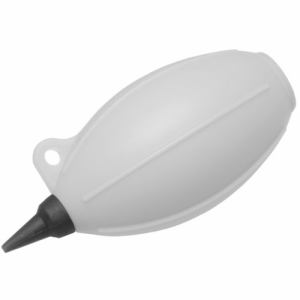 ハクバ KMC-85GY シリコンブロアーポータブル 02 グレー●ミニポンプとショートノズルを組み合わせた携帯性の高い小型ブロアーレンズやカメラ、OA機器などのクリーニングに適したシリコン製小型ブロアー。ミニポンプと,機器に傷をつけにくいショートノズルを組み合わせた携帯性の高い仕様。ゴミを狙いやすい、短く先端が細いノズルを採用。●握りやすいグリップデザインブロアー本体に立体的なライン形状を施しており、ポンピング時に滑りにくくしっかりと握ることができます。横にして置いた時の転がりの抑制にもなります。●機器を傷つけにくいソフトノズルノズル先端まで全てソフトなシリコン素材のため、使用時に機材と接触してしまうような場面でも、傷をつける心配がありません。●テーブルの上などに立てて置きやすい幅広のスタンド形状ブロアーの底部を幅広のスタンド形状にしており、テーブルの上などに安定して置くことができます●便利なストラップホール付きノズル付け根には持ち運びに便利なストラップホールを設けており、紐などを括り付けることができます。 【仕様】全長：約99mm直径：約46mm重量：約34g材質：シリコンゴム