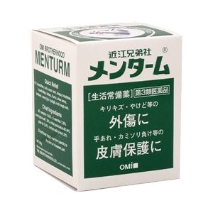 近江兄弟社メンタームは，皮ふの表面を被覆して外側からの刺激からお肌を守ります。また血行の改善や消炎，鎮痛，鎮痒，殺菌・防腐作用があるので肌あれ，やけど，カミソリ負け，すり傷，虫さされ，打撲傷などの治療薬としてお使いいただけます。 ●使用上の注意 ■相談すること 1．次の人は使用前に医師又は薬剤師に相談してください。 　（1）医師の治療を受けている人 　（2）本人又は家族がアレルギー体質の人 　（3）薬や化粧品等によるアレルギー症状（例えば発疹・発赤，かゆみ，かぶれ等）を起こしたことがある人 　（4）湿潤やただれのひどい人 2．次の場合は，直ちに使用を中止し，この文書を持って医師又は薬剤師に相談してください。 　（1）使用後，次の症状があらわれた場合 ［関係部位：症状］ 皮ふ：発疹・発赤，かゆみ等 　（2）5〜6日間使用しても症状の改善がみられない場合 ●成分・分量 100g中 　　成分 分量 dl-カンフル 9.6g l-メントール 1.35g ユーカリ油 1.3g ●内容量 40G ●添加物 白色ワセリン，黄色ワセリン，パラフィン，酸化チタン，パイン油，サリチル酸メチル ●効能・効果 すり傷，火傷，しもやけ，虫さされ，そり傷，切傷，打撲傷，神経痛，かゆみ，靴ずれ，ひび，あかぎれ，筋肉リウマチ，皮膚炎症 ●用法・容量 適量を患部にかるく塗るか，又はよく擦り込んでください。 ●用法・容量関連注意 （1）定められた用法を守ってください。 （2）小児に使用させる場合には，保護者の指導監督のもとに使用させてください。 （3）目に入らないよう注意してください。万一，目に入った場合には，すぐに水又はぬるま湯で洗ってください。なお，症状が重い場合には，眼科医の診療を受けてください。 （4）本剤は外用にのみ使用してください。 ●保管及び取扱い上の注意 （1）定められた用法を守ってください。 （2）小児に使用させる場合には，保護者の指導監督のもとに使用させてください。 （3）目に入らないよう注意してください。万一，目に入った場合には，すぐに水又はぬるま湯で洗ってください。なお，症状が重い場合には，眼科医の診療を受けてください。 （4）本剤は外用にのみ使用してください。 ●問い合わせ先 会社名：株式会社近江兄弟社 問い合わせ先：お客様相談室 電話：0748-32-3135 受付時間：午前8：30から午後5：30まで（土，日，祝日を除く） ●広告文責 株式会社　ヤマダデンキ　03-5280-5300 ●製造発売元 会社名：株式会社近江兄弟社 住所：滋賀県近江八幡市魚屋町元29 ●リスク区分 【第3類医薬品】 【使用期限】使用期限まで1年以上あるものをお送りします。【購入制限のある商品について】お一人様○点までと記載のある商品につきましては、・同一名義のご購入・同一住所・同一世帯でのご購入・同一住所への配送の場合上記に該当し、複数件数のご注文が判明しました場合、キャンセルさせていただく場合がございます。予めご了承ください。