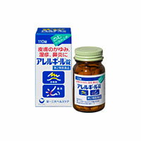 【医薬品区分】 一般用医薬品 【薬効分類】 抗ヒスタミン薬主薬製剤 【製品の特徴】 《アレルギール錠》は、●抗ヒスタミン剤が皮膚のかゆみ、湿疹にすぐれた効果を発揮します。また、花粉などが原因となる鼻炎の鼻水、鼻づまりを緩和します。●皮膚や粘膜の健康に必要なビタミンB6を配合しています。 【使用上の注意】 ■してはいけないこと（守らないと現在の症状が悪化したり、副作用・事故が起こりやすくなります） 1．本剤を服用している間は、次のいずれの医薬品も服用しないで下さい　他のアレルギー用薬、抗ヒスタミン剤を含有する内服薬（かぜ薬、鎮咳去痰薬、鼻炎用内服薬、乗物酔い薬）2．服用後、乗物又は機械類の運転操作をしないで下さい　（眠気があらわれることがあります。）3．長期連用しないで下さい ■相談すること 1．次の人は服用前に医師又は薬剤師に相談して下さい　（1）医師の治療を受けている人　（2）妊婦又は妊娠していると思われる人　（3）高齢者　（4）本人又は家族がアレルギー体質の人　（5）薬によりアレルギー症状を起こしたことがある人　（6）次の症状のある人　むくみ、排尿困難　（7）次の診断を受けた人　心臓病、高血圧、腎臓病、緑内障2．次の場合は、直ちに服用を中止し、この文書を持って医師又は薬剤師に相談して下さい　（1）服用後、次の症状があらわれた場合［関係部位：症状］皮ふ：発疹・発赤、かゆみ消化器：悪心・嘔吐、食欲不振その他：排尿困難　まれに次の重篤な症状が起こることがあります。　その場合は直ちに医師の診療を受けて下さい。［症状の名称：症状］偽アルドステロン症：尿量が減少する、顔や手足がむくむ、まぶたが重くなる、手がこわばる、血圧が高くなる、頭痛等があらわれる　（2）5〜6日間服用しても症状がよくならない場合3．次の症状があらわれることがありますので、このような症状の継続又は増強が見られた場合には、服用を中止し、医師又は薬剤師に相談して下さい　口のかわき 【効能・効果】 皮膚のかゆみ、湿疹、じんましん、皮膚炎、かぶれ。鼻炎 【用法・用量】 ［年齢：1回服用量：1日服用回数］成人（15歳以上）：3錠：2〜3回7〜14歳：2錠：2回4〜6歳：1錠：2回4歳未満：服用しないで下さい 【用法関連注意】 1．用法・用量を厳守して下さい。2．小児に服用させる場合には、保護者の指導監督のもとに服用させて下さい。3．4歳以上の幼児に服用させる場合には、薬剤がのどにつかえることのないよう、よく注意して下さい。 【成分分量】 9錠中 成分/分量/内訳 クロルフェニラミンマレイン酸塩/13.5mg/ ピリドキシン塩酸塩/22.5mg/ビタミンB6 グリチルリチン酸カリウム/180mg グルコン酸カルシウム水和物/1350mg 【添加物】 セルロース、カルメロースカルシウム(CMC-Ca)、タルク、ステアリン酸マグネシウム 【保管及び取扱い上の注意】 1．直射日光の当たらない湿気の少ない涼しい所に密栓して保管して下さい。2．小児の手の届かない所に保管して下さい。3．他の容器に入れ替えないで下さい（誤用の原因になったり品質が変わります。）。4．ビンの中のつめものはフタを開けた後は取り除いて下さい。5．使用期限を過ぎた製品は使用しないで下さい。 【消費者相談窓口】 会社名：第一三共ヘルスケア株式会社住所：〒103-8234　東京都中央区日本橋3-14-10問い合わせ先：お客様相談室電話：03（5205）8331受付時間：9：00〜17：00（土、日、祝日を除く） 【製造販売会社】 第一三共ヘルスケア（株） 会社名：第一三共ヘルスケア株式会社住所：東京都中央区日本橋3-14-10 【剤形】 錠剤 【リスク区分】 第2類医薬品 【広告文責】 株式会社　ヤマダデンキ　03-5280-5300 【文責】 登録販売者　渡辺 裕孝 【使用期限】使用期限まで1年以上あるものをお送りします。【購入制限のある商品について】お一人様○点までと記載のある商品につきましては、・同一名義のご購入・同一住所・同一世帯でのご購入・同一住所への配送の場合上記に該当し、複数件数のご注文が判明しました場合、キャンセルさせていただく場合がございます。予めご了承ください。