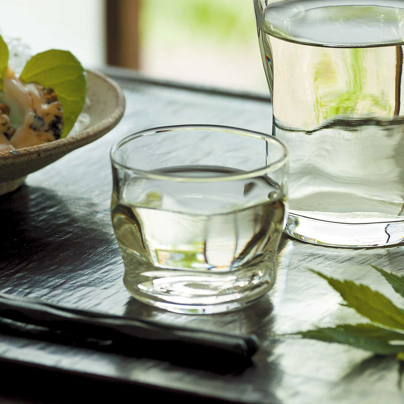 「てびねり」とは陶芸の技法で、全て人の手によって“カタチ”を創り上げること。 「てびねり」で心を込めて創り上げた“カタチ”を忠実にガラスに写し取り、優しい表情の器に仕上げました。 陶器や土モノのような“和の器”との相性も良く、肉厚で丈夫です。 プロユースからご家庭の普段使いまで、とても使いやすくて大活躍間違いなしの器です。 spec サイズ　　　：Φ66×H54mm 容量　　　　：100ml 生産　　　　：日本製 材質　　　　：ソーダガラス 入り数　　　：6コ 備考　　　　：食器洗浄機対応・電子レンジ不可・熱湯不可・オーブン不可 注意事項　　：器は食器洗浄機に対応しておりますが、使用直後の冷たくなったグラスを食器洗浄機で洗浄いたしますと破損してしまうことがございます。 お手元の食器洗浄機取扱説明書をよく読んで正しくご利用ください。 ガラス製品の製造上、気泡や細かなキズが見えることがございます。 そのような場合はご利用に支障がございませんためメーカー各社様規定に準じて、当店でも【良品】とさせて頂いております。 上記規定の対象外の品に関してのご返品・ご交換は、【お客様都合】とさせて頂きます。 【お客様都合】でのご交換・ご返品の場合は、往復の送料はお客様のご負担となります。 ご了承のうえ、ご購入下さい。 こちらの商品は実店舗でも取り扱っておりますので、注文のタイミングによりメーカー取り寄せとなることがございます。 (通常ご注文より7営業日以内の発送) メーカー欠品の場合は、納期・その他をご連絡させて頂きます。 ※サイズ・重さ・満水容量の記載がある商品について個体差があります。 多少の誤差はご了承ください。やわらかな表情のガラスの器 てびねり 杯 6個セット 陶器のぬくもり溢れるガラスの器 「てびねり」とは陶芸の技法のひとつで、ろくろを使わずに全て人の手でかたちを創り上げることです。 てびねりで気持ちを込めて創ったかたちを忠実に硝子に写しとり、やわらかな表情の器に仕上がっています。 陶器や和食器との相性も良く、厚めで丈夫なグラスです。 ご自宅用の毎日のお茶やお水のコップに、ビールや焼酎の水割りにもおしゃれなカフェやホテルのバンケット、割烹料理のような和食器としてなど幅広い飲食店や業務用のコップにも人気のグラスです。 ▲ カテゴリページはコチラ ▲ ▲ カテゴリページはコチラ ▲
