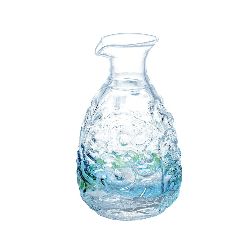 spec ［Sサイズ］ サイズ　　　：Φ75×H12mm 容量　　　　：190ml ［Lサイズ］ サイズ　　　：Φ82×H15mm 容量　　　　：350ml ［共通］ 生産　　　　：ベトナム製 沖縄伝統工芸士監修指導 材質　　　　：ガラス 入り数　　　：1コ 備考　　　　：手洗いをおすすめします・電子レンジ不可・熱湯不可・オーブン不可 注意事項　　：※専用箱はありません。 器は食器洗浄機に対応しておりますが、使用直後の冷たくなったグラスを食器洗浄機で洗浄いたしますと破損してしまうことがございます。 お手元の食器洗浄機取扱説明書をよく読んで正しくご利用ください。 海外メーカー様ガラス製品の製造上、気泡やガラスのシワや型の跡、窯出し冷却時の水滴汚れや曇り現象、多少のガタつきなどが見受けられることがございますが、ご利用に支障はございません。 また、同一商品であってもロゴ刻印の書体や刻印場所、ロゴデザインなどが予告なく変更になったり刻印自体の有無があるなどの品が混在しています。 海外メーカー様の特色として風合いをお楽しみください。 ガラス製品の製造上、気泡や細かなキズが見えることがございます。 そのような場合はご利用に支障がございませんためメーカー各社様規定に準じて、当店でも【良品】とさせて頂いております。 上記規定の対象外の品に関してのご返品・ご交換は、【お客様都合】とさせて頂きます。 【お客様都合】でのご交換・ご返品の場合は、往復の送料はお客様のご負担となります。 ご了承のうえ、ご購入下さい。 こちらの商品は実店舗でも取り扱っておりますので、注文のタイミングによりメーカー取り寄せとなることがございます。 (通常ご注文より7営業日以内の発送) メーカー欠品の場合は、納期・その他をご連絡させて頂きます。 ※サイズ・重さ・満水容量の記載がある商品について個体差があります。 多少の誤差はご了承ください。沖縄の美ら海を思わせる、手作りの琉球ガラス徳利 クリアな透明感に、沖縄の美ら海を思わせるブルーとグリーン。 「きら波 緑水」は、光を受けるとさざ波のようにきらめく色合いが印象的な、手作りの吹きガラス徳利です。 吹きガラスならではのぽってりとした厚みや、製造工程の中で生まれる小さな泡も、この酒器ならではの表情。 透明なガラスに青と緑が重なり、日本酒を注いだときにも器そのものの美しさを楽しめます。 1合サイズと2合サイズをご用意しているので、ご自宅での晩酌から、料亭、割烹、居酒屋、ホテル、旅館などでの日本酒・冷酒の提供まで、使う人数や提供スタイルに合わせてお選びいただけます。 琉球ガラスの特徴を受け継ぎ、職人の手で一つひとつ 琉球ガラスならではの透明感、ぽってりとした厚み、製造工程で生まれる泡、そして鮮やかな色彩。 その特徴を受け継ぎ、沖縄の伝統工芸士の指導のもと、ベトナムの工房で職人が一つひとつ手作りしています。 機械で均一に仕上げたガラス製品とは異なり、吹きガラスのため、形やサイズ、厚み、色の入り方、泡の表情などには一つひとつ違いがあります。 わずかな揺らぎや個体差も、手仕事から生まれるこの徳利の魅力。 同じ「きら波 緑水」でもまったく同じ表情のものはなく、それぞれに異なる味わいをお楽しみいただけます。 日本酒の時間を、器から楽しむ 透明度の高いガラスにブルーとグリーンが映える徳利は、日本酒を入れるだけでテーブルの印象を変えてくれます。 冷酒や地酒、季節の日本酒をご自宅でゆっくり楽しむ酒器としてはもちろん、料理と器の組み合わせを大切にする料亭や割烹、和食店などで、いつもの日本酒を少し特別に見せたいときにもおすすめです。 和食だけに限定されない透明感のあるデザインなので、居酒屋や創作料理店、ホテル、旅館など、さまざまな空間にも取り入れやすく、日本酒そのものだけでなく、注ぐ時間やテーブルの景色まで楽しませてくれる酒器です。 業務用食器店「ませ、の戸棚」店長より この徳利を選んだ理由は、日本酒を注ぐための道具としてだけではなく、テーブルに置いた瞬間から楽しめる酒器だと思ったからです。 徳利は白磁や陶器のものも多く、それぞれに良さがありますが、この「きら波 緑水」は透明なガラスの中にブルーとグリーンが入り、見る角度や光によって表情が変わります。 日本酒を注いだときも中身が見えるので、冷酒の涼しさまで器から伝わってくるようなところが気に入っています。 そして、吹きガラスならではの厚みや泡、わずかな形の違いも、この商品を選んだ理由です。 均一ではないからこそ、一つひとつに人の手で作られた温かさがあります。 ご自宅でお気に入りの日本酒を楽しむときにも、飲食店で地酒や季節酒を少し特別に提供するときにも。 日本酒だけでなく、その一杯を楽しむ時間まで印象に残してくれること。 そこが、この徳利をおすすめしたい一番の理由です。 よくあるご質問 Q. 1合と2合のどちらを選べますか？ はい。 1合サイズと2合サイズをご用意しています。 ご自宅での晩酌や少量の日本酒には1合、複数人で楽しむ場合や飲食店での提供には2合など、用途に合わせてお選びください。 Q. 一つひとつ形やサイズは同じですか？ いいえ。 職人による手作りの吹きガラスのため、サイズ、形、厚み、色の入り方などに個体差があります。 手仕事ならではの一つひとつ異なる表情としてお楽しみください。 Q. ガラスの中に小さな泡がありますが、不良品ですか？ いいえ。 製造工程で生まれる泡（バブル）は、吹きガラスや琉球ガラスの特徴のひとつです。 泡の数や大きさにも個体差があります。 Q. 飲食店でも使用できますか？ はい。 料亭、割烹、居酒屋、和食店、ホテル、旅館などで、日本酒や冷酒を提供する酒器としてもおすすめです。 1合・2合から提供スタイルに合わせてお選びいただけます。 Q. ギフトにも使えますか？ はい。 日本酒がお好きな方への贈り物にもおすすめです。 徳利と盃を組み合わせたギフトセットは、別ページでもご用意しています。
