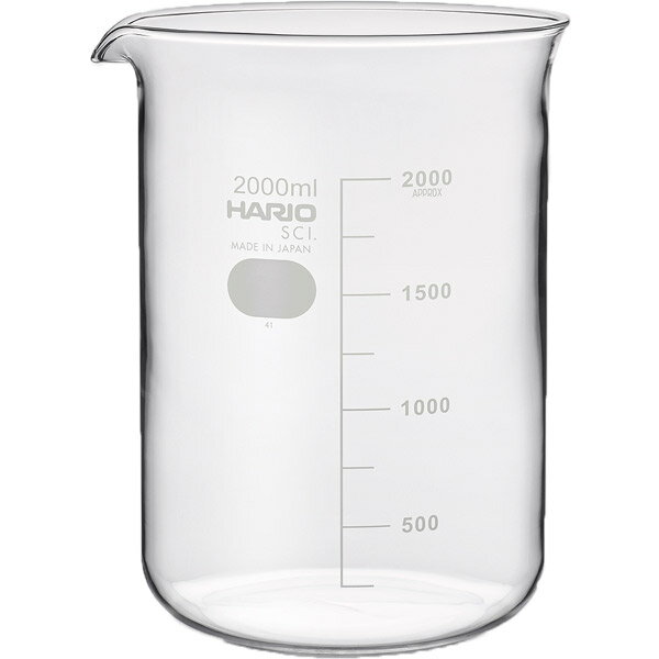 HARIO-ハリオ-の耐熱ガラスは、100%天然の鉱物を使用した地球にやさしい素材でできています。 HARIOの工場は日本で唯一、耐熱ガラスの量産ができる工場です。 そこから生まれるのは、熱や酸に強く理化学の実験にも使われる優れた特性を持つガラスです。 熱に対する膨張係数を表す『H-32(エイチサンジュウニ)』から名付けたシリーズは、安心・安全な耐熱ガラスアイテムです ラボガラスの大きなビーカーは、多肉植物やエアープランツなどグリーンの鉢カバーとして、ちょっとしたジオラマを飾るケースとしてインテリアにも活躍します。 spec サイズ　　　：W159×D149×H203mm 容量　　　　：2000ml 生産　　　　：日本製 材質　　　　：耐熱ガラス 入り数　　　：1コ 備考　　　　：食器洗浄機対応・電子レンジ対応・熱湯対応・直火不可・オーブン不可 注意事項　　：※目盛りはおおよその容量になります。 ガラス製品の製造上、気泡や細かなキズが見えることがございます。 そのような場合はご利用に支障がございませんためメーカー各社様規定に準じて、当店でも【良品】とさせて頂いております。 上記規定の対象外の品に関してのご返品・ご交換は、【お客様都合】とさせて頂きます。 【お客様都合】でのご交換・ご返品の場合は、往復の送料はお客様のご負担となります。 ご了承のうえ、ご購入下さい。 こちらの商品は実店舗でも取り扱っておりますので、注文のタイミングによりメーカー取り寄せとなることがございます。 (通常ご注文より7営業日以内の発送) メーカー欠品の場合は、納期・その他をご連絡させて頂きます。 ※サイズ・重さ・満水容量の記載がある商品について個体差があります。 多少の誤差はご了承ください。ビーカーをおしゃれなインテリアに 耐熱ガラスだからコーヒーサーバーなどにも HARIO H32 ライフスタイル・ラボシリーズ 耐熱ガラス ビーカー 2000ml ライフスタイルに馴染むビーカーインテリア HARIOが日本の自社工場で品質にまじめに向き合ってつくったビーカー2L シンプルなフォルムはライフスタイルにも良く馴染み、コーヒーサーバーやフラワーベースなど幅広くご利用いただけます。 ▲ カテゴリページはコチラ ▲ HARIO-ハリオ-の耐熱ガラスは、100%天然の鉱物を使用した地球にやさしい素材でできています。 HARIOの工場は日本で唯一、耐熱ガラスの量産ができる工場です。 そこから生まれるのは、熱や酸に強く理化学の実験にも使われる優れた特性を持つガラスです。 熱に対する膨張係数を表す『H-32(エイチサンジュウニ)』から名付けたシリーズは、安心・安全な耐熱ガラスアイテムです ラボガラスの大きなビーカーは、多肉植物やエアープランツなどグリーンの鉢カバーとして、ちょっとしたジオラマを飾るケースとしてインテリアにも活躍します。
