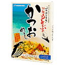 商 品 詳 細 商品名 かつおめし 内容量 160g(2〜3人前) 賞味期限 製造日より365日 保存方法 常温 原材料 白だし(食塩、しょうゆ、砂糖混合異性化液糖、かつお節エキス、かつお節、昆布エキス、椎茸エキス)、鰹なまり節(国産)、にんじん、ごぼう、糖類(砂糖、水あめ)、イカ(国産)、しょうゆ、でん粉、米発酵調味料、かつおエキス、食塩、酵母エキス、おろし生姜、pH調整剤、調味料(アミノ酸等)、カラメル色素、グリシン、リゾチーム、(原材料の一部に小麦、卵、豚肉、大豆を含む) 栄養成分 【1袋(160g)あたり】：エネルギー129kcal・たんぱく質12.1g・脂質0.9g・炭水化物18.2g・ナトリウム3040mg〔分析値〕 商品説明 「沖縄美ら海水族館」のある本部町(もとぶちょう)は、「カツオといえばもとぶ」といわれるほど明治37年(1904年)からカツオ漁が盛んな港町です。特に、地元でカツオのなまり節じは、おにぎりやチャンプル〜の具に人気があります。このおいしいカツオをぜひ皆様の食卓へお届けしたいという思いから、『もとぶのかつおめし』誕生しました！子どもから大人までもとぶのカツオを楽しんでもらえるよう、コクのあるおいしい"じゅーしぃ(沖縄風炊き込みご飯)"にしあげました。ふっくらしたカツオと味に深みを出すソデイカ、沖縄の海の恵みたっぷりの沖縄風炊き込みご飯の素「かつおめし」をご賞味ください。＞＞調理方法＜＜1.米2合(薄味がお好みの場合は、米3合)を洗い白米と同じ水加減で合わせます。2.その中に「かつおめし」の中身を入れ、よくかき混ぜてから炊いてください。3.炊きあがったら、よくかき混ぜてください。お好みで三つ葉、ネギ、きざみのり等を添えてお召し上がりください。かつおめし