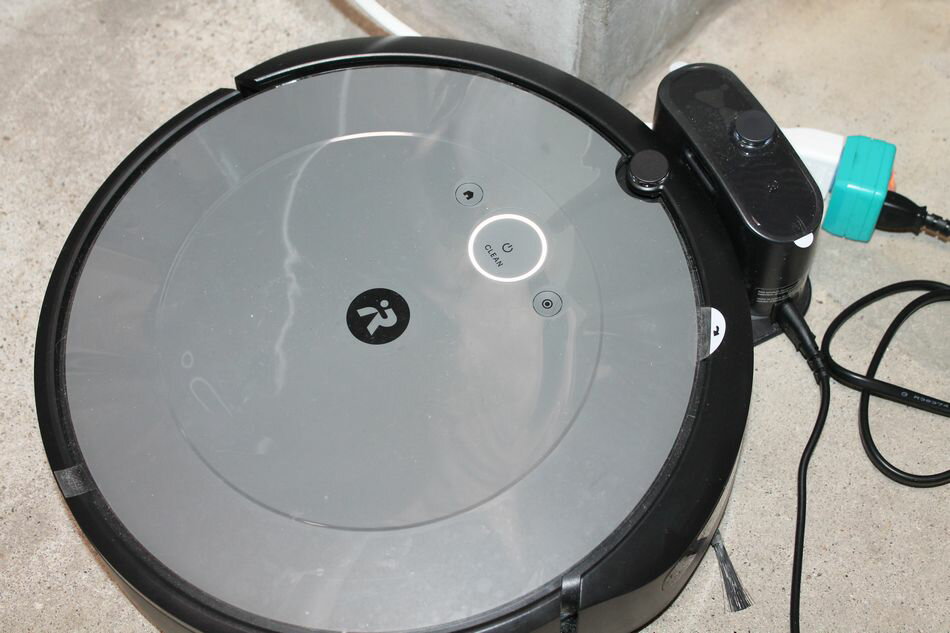 [中古] iRobot Roomba ロボット掃除機 i215860 アイロボット ルンバ お掃除ロボッ...
