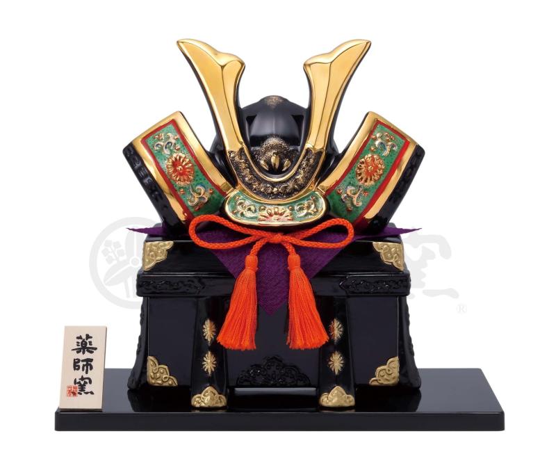 彩絵出世兜(菊花緑翠・唐櫃付)[(兜)9.5・(唐櫃)8cm] | 五月人形 端午の節句