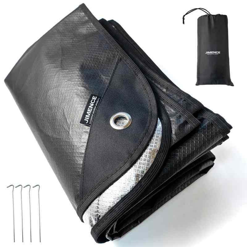 JIMENCE（ジーメンス） レジャーシート グランドシート アルミ防水 150×210cm 収納袋付き 1~3人用【サイズ】展開時：150×210cm（1～3人用）｜収納時：15×6×29cm（重量：530g /シート本体420g+付属品110g）【軽量コンパクト】クッション性を削ぎ落とした代わりに薄くコンパクトに折り畳めるのがポイント。混雑している行楽イベントでも荷物にならず、気軽に持ち出せるので使用機会が増えます。【アルミ防水】裏面｜地面と接する裏面にアルミフィルムを使用しているため「防水性」「断熱性」に優れ、地面からの湿気や冷気をシャットアウトします。さらにメッシュ加工で強化しているので簡単に破れず長持ちします。／表面｜ポリエステルのツルツルとした素材です。肌触りは良くないですが、ブルーシートのように水や砂や草をポロポロ弾きますのでシートが汚れにくく手入れが簡単です。【収納袋付き】シートに土汚れが付いても収納袋に入れれば車内・家の中へ汚れを落とさずに済みます。また、付属ペグもまとめて収納できるので紛失の心配もありません。収納袋は薄いポリエステル素材ですので非常に軽く、持ち運びの邪魔になりません。（重量：12g（収納袋のみ））【デメリット】(1)ブルーシートのような質感ですので上位モデルのシートに比べるとクッション性、触り心地や見た目の質感は劣りますが、その分軽量性・コスト面に優れています。／(2)端部フチの耐久性を高めるために黒布を縫ってありますが、この部分が非防水素材のため濡れてしまいますので乾かす際に少し時間がかかります。