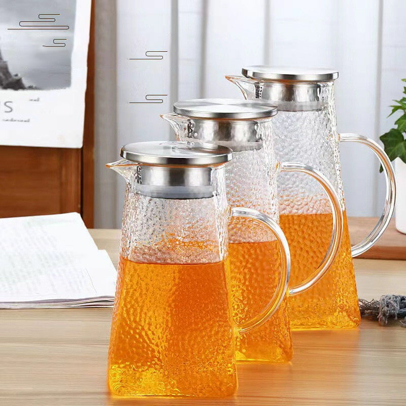 麦茶ポット フリーザーポット 耐熱ガラス ピッチャー お茶ポット 1.8L 冷水筒 ホウケイ酸ガラス 水出し ポット 冷蔵庫ポット 直火対応 熱湯・食洗器OK フルーツティー 洗いやすい 大容量 省スペース 柄後手 フタ付き 冷蔵庫 水差し アウトドア 広口 持ちやすい