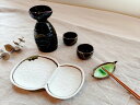 天目織部流し酒器セット(ひょうたん皿付) サイズ:徳利 15×7cm 1.8号 ぐい飲み×2 5×3.9cm ひょうたん皿 18.2×12×2.2cm 晩酌/秋の夜長晩酌セット/熱燗/家呑み/日本酒/おうち時間/モダン※箸・箸置などは付いておりません。