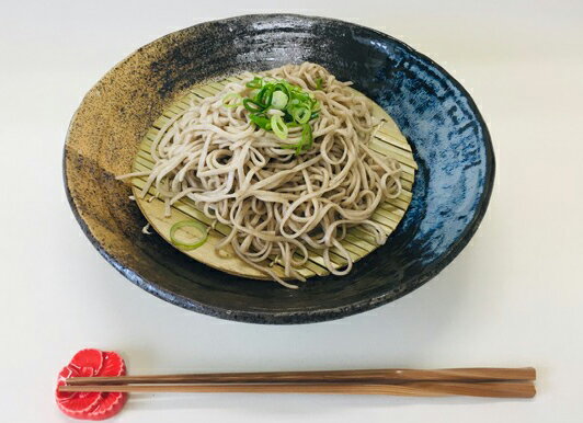 二色刷毛目麺鉢　竹ス付　24cm×高さ5.8cm※麺鉢のみとなります。箸・箸置きは別売りとなります金茶と青色の刷毛が入った涼しいうつわシリーズです竹ス付きのため　ざるそば　ざるうどん　に最適です