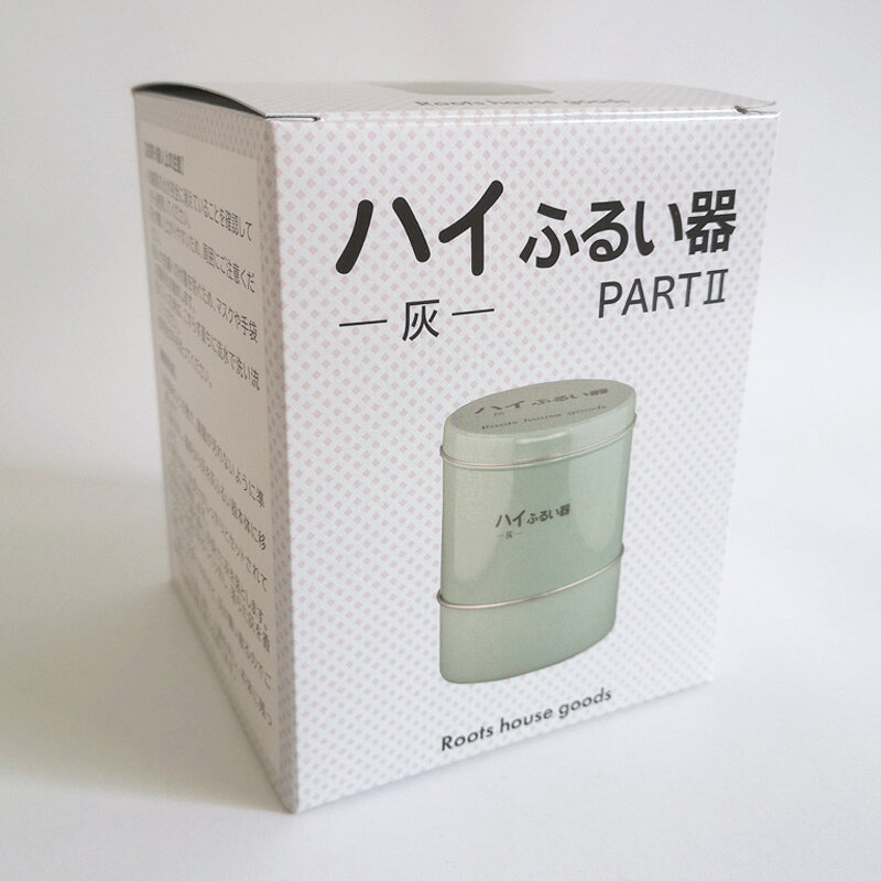 よく一緒に購入されている商品 静電気ハタキ 920円 お掃除用 ハケ 1,150円ぶつだんつやだし 小 60g 320円特徴 網の部分が凸型になっているので軽く振るだけで灰がおちます使用する場合には上フタと下フタを取り外してご使用ください。 用途 汚れたり、かたくなった香炉の灰をきれいにろ過できます。 線香を立てる香炉の灰は、汚れたり、固くなったりして使いにくくなります。その灰をきれいな使いやすい灰に簡単に再生できます。 筒に香炉の灰を入れて蓋をし、シェイクすればキレイな灰だけ下に落ち再生できます。 サイズ直径11.3cm×高さ14.3cm 送料 お買い上げ3,980円以上は送料無料です。（※沖縄・一部離島は9,800円以上から ※大型商品は除く） メーカー希望小売価格はメーカーカタログに基づいて掲載しています類似商品はこちら 灰ふるい器 PART31,160円 わら灰 ワラ灰（小サイズ) 380円手桶棚 DX PART-2 206,800円金属磨き 150g 660円 メタルクリーナー 金属研磨剤 300g 1,080円二段式御供物台 PART2 黒塗面朱 2尺 組24,640円木製手桶 ひしゃく付 高さ42.5cm 24,090円お仏壇のお手入れセットお線香 香炉灰 ろうそく1,380円印金置台PART2 栓 22,000円新着商品はこちら2026/8/25クリスタル仏具 おもいでのあかし 7点セット 10,800円2026/8/12癒しの猫 猫 魔除け 金運 仏具 音具79,200円2026/8/12癒しの子犬 柴犬 安産祈願 仏具 音具75,900円再販商品はこちら2026/8/26国産高級神棚 札はり No40 ひのき製/神具11,100円2026/8/26折敷 4寸 三宝 神棚 神具 鏡餅 御供 祭1,020円2026/8/25仏壇用黒塗り下台 幅50cm 膳引き付 チェス52,800円2026/08/26 更新 商品の特徴 汚れたり、かたくなった香炉の灰をきれいにろ過できます。 線香を立てる香炉の灰は、汚れたり、固くなったりして使いにくくなります。 その灰をきれいな使いやすい灰に簡単に再生できます。筒に香炉の灰を入れて蓋をし、シェイクすればキレイな灰だけ下に落ち再生できます。&nbsp; &nbsp; サイズ 直径11.3cm×高さ14.3cm &nbsp; 送料 お買い上げ3,980円以上は送料無料 （※沖縄・一部離島は9,800円以上から ※大型商品は除く） &nbsp;