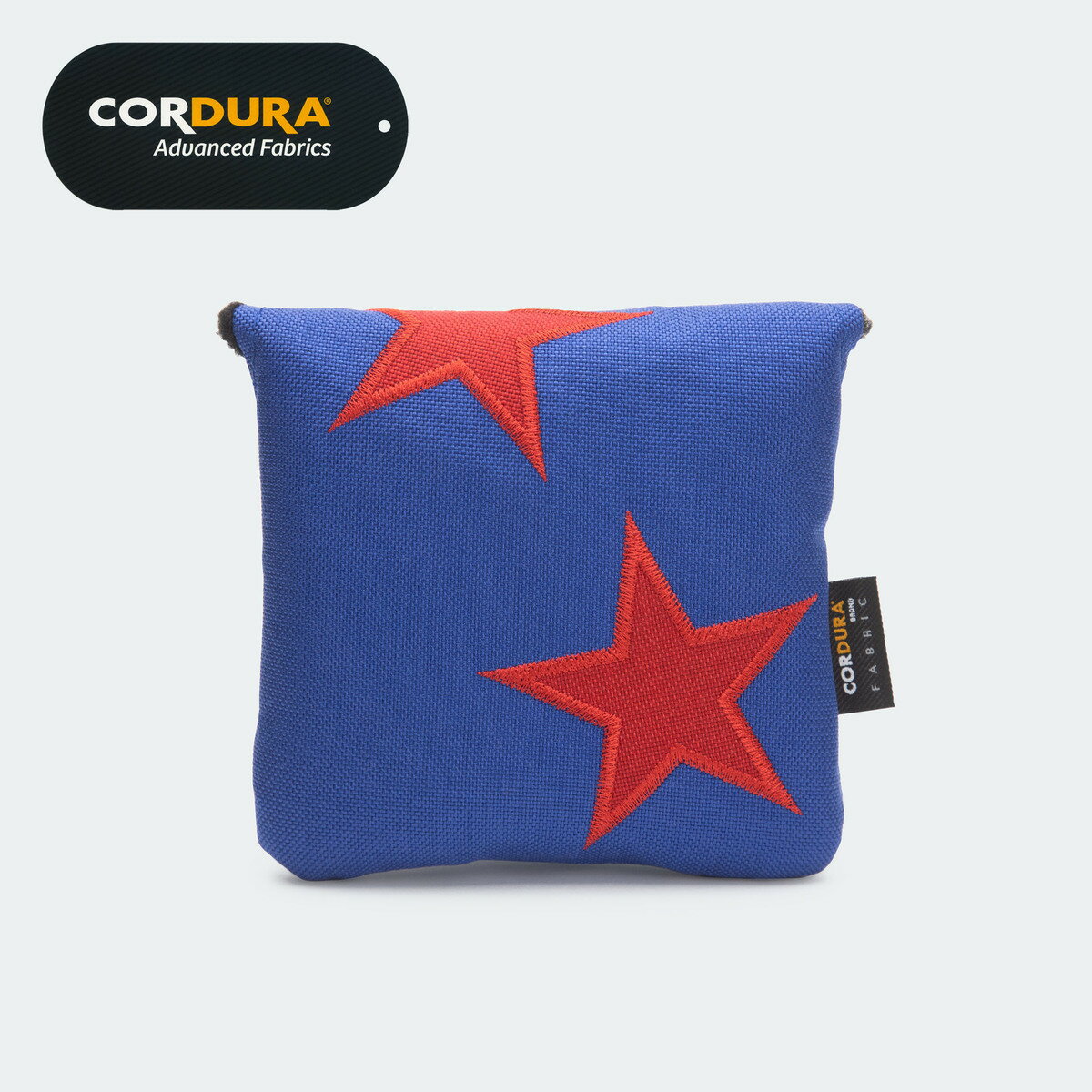 商品情報仕様パターカバー（ネオマレットマレット型対応）マグネット式カラーBlue×Red CORDURA®表地1000d（デニール）CORDURA® NYLON 100%中地軟質EVAシート EVA100% ポリウレタン100％裏地バイオライナーLUポリウレタン 100％ポリエステル 100％※裏地は写真とは異なります。寸法外寸：縦125mm×横130mm内寸（入れ口）：縦95mm×横110mm※多少の誤差があります※ご購入の際はパターのサイズを必ずご確認ください製造日本納期商品はご注文をいただいてからの製作のため、発送までに5〜7日（土、日、祝日を除く）ほどお時間をいただいております。予めご了承ください。【注1】土曜、日曜、祝日は休業日のため製作、発送作業は行っておりません。【注2】休業日にご注文いただいた場合、営業開始後5〜7日営業日以内の製作、発送となります。【注3】ご注文いただいた順からの製作のため、納期の前倒しのご相談は承れません。予めご了承ください。パターカバー（ネオマレット型対応）PUTTER COVER（NMPT）CDS_09NMPTコーデュラ® CORDURA®ファブリックを使用したパターカバー（ネオマレット型対応）マグネット式 耐久性に優れた繊維で、摩耗、引き裂き、すり切れに強く、高機能ファブリックに求められる特性を備えたCORDURA®ファブリックを使用したマグネット式のパターカバー（ネオマレット型対応）です。中地に軟質EVAシートと10mmのウレタンフォームを使用し強度を高めています。裏地にはバイオライナーLUを使用。パターの脱着時の過酷な摩擦にも優れ、加えて特殊構造繊維（LU）の持つ毛細管作用により高いレベルの吸水・発散性を発揮します。※裏地は写真とは異なります。KUMADE SHOP®では、クオリティを守るため、デザインや配色はもとより、生地の選定、裁断、刺繍、プリント、縫製までを、すべて自分たちと同じ場所で、自分たちの目の届く範囲で行い、商品は試作を重ね、実際にラウンドで使用し、ストレスなく楽しめるか、不具合がないかを確認しながら完成につなげています。※1点1点丁寧に手作業で製作しています。生地の貼り方により柄の位置が写真とは異なります。予めご了承ください。※お使いのパソコンモニターの設定等により画像の色が実物と異なって見える場合がございます。※CORDURA®ファブリックとは、摩耗・引裂・擦り切れに対する耐性の高さで知られており、過酷な条件が要求される米軍ミリタリー向けに、ウェア、ブーツ、バッグ、および機能重視のアパレルに至るまで、世界有数の高性能ウェア・アパレル製品の主要素材として使用されています。※CORDURA®はNVISTA社の登録商標です。 2
