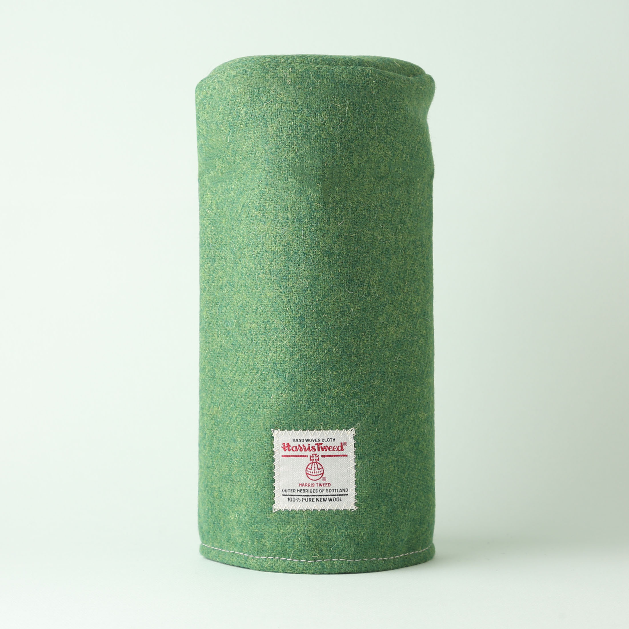 商品情報仕様ヘッドカバー（ドライバー用）表地ウール100%（HARRIS TWEED）中地ポリウレタン 100％ポリエステル 100％裏地ポリエステル73％、ビスコース27％（トスカーナフリース）製造日本納期商品はご注文をいただいてからの製作のため、発送までに5〜7日（土、日、祝日を除く）ほどお時間をいただいております。予めご了承ください。【注1】土曜、日曜、祝日は休業日のため製作、発送作業は行っておりません。【注2】休業日にご注文いただいた場合、営業開始後5〜7日営業日以内の製作、発送となります。【注3】ご注文いただいた順からの製作のため、納期の前倒しのご相談は承れません。予めご了承ください。Harris Tweedを使用した筒型ドライバー用ヘッドカバー HT_32DR_C Harris Tweedを使用した筒型ドライバー用ヘッドカバー ハリスツイードは、スコットランドのアウター・ヘブリディーズ諸島で手織りされる高品質なツイード生地で、100%ピュアウールで作られており、そのウールも地元の羊から採取されたものが使用されます。ハリスツイードは、伝統的な技術と手作業によって作られるため、耐久性が高く、独特の風合いや温かみが特徴で、「ハリスツイード協会（Harris Tweed Authority）」によって厳格に管理されており、正規の製品には「オーブのマーク」と呼ばれる認証ラベルが付けられています。このマークは、製品が正式なハリスツイードであることを証明するものです。 ハリスツイードを使用した筒型ドライバー用ヘッドカバー（460CC対応）は、裁断にもこだわり、柄を合わせながら贅沢に使用しています。裏には毛足が短く軽さと上質な柔らかさを兼ね備えたイタリア製トスカーナフリースを使用。ヘッドが抜けてしまうのを防ぐため内側中段をゴム2段で絞りながら、2026年モデルは内側の仕様を変更し、クラブの出し入れを容易にしています。※商品はご注文をいただいてからの製作のため、発送までに5〜7日（土、日、祝日を除く）ほどお時間をいただいております。予めご了承ください。 ※商品は他ECサイトでも販売されているため、在庫数に相違が生じる場合がございます。そのため、在庫が表示されていても実際には在庫がない可能性がございます。ご注文確認メールをお送りした時点で正式な受注とさせていただきます。予めご了承ください。○定期的なメンテナンスを行うことで、製品の風合いを長く楽しむことができます。定期的にお手入れを行い、ホコリやチリを取り除く際は、馬毛ブラシなどでやさしくブラッシングしてください。また、雨などで濡れてしまった場合には、迅速に乾いた布で水分を吸い取ることが大切です。さらに、防水スプレーを使用する際は、まず目立たない部分で試した上で、使用前に説明書をよくご確認ください。※KUMADE SHOP®では、クオリティを守るため、デザインや配色はもちろん、生地の選定、裁断、刺繍、プリント、縫製までを、すべて自分たちと同じ場所で、自分たちの目の届く範囲で行い、商品は試作を重ね、実際にラウンドで使用し、ストレスなく楽しめるか、不具合がないかを確認しながら完成につなげています。1点1点丁寧に手作業で製作しています。生地の貼り方により柄の位置が写真とは異なる場合があります。予めご了承ください。※お使いのパソコンモニターの設定等により画像のお色が実物と異なって見える場合がございます。MADE IN JAPAN 2