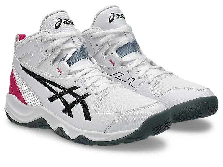 asics/アシックス キッズ/ジュニア バスケットシューズ バッシュ_ミニバス/2026SSバスケットボールを始める最初の一歩をサポートするジュニアエントリーモデル。つま先の動きとサポート性を高めながら成長期の足を支えるキッズ専用ラストを採用。ミッドソールには自然な体重移動を促す構造と前足部の屈曲性を高める屈曲溝を配置し、筋力の発達していないジュニアの動きをサポート。足首周りの内側は厚手のスポンジを採用、外側にはサポートパーツを搭載することで足首のフィット性と安定性を追求。■生産国■カンボジア ■品質素材■アッパー素材/人工皮革（合成皮革）・合成繊維アウター素材/ゴム底インナーソール素材/合成樹脂/取り替え式幅/STANDARD■カラー■White/Blackasics/アシックス キッズ/ジュニア バスケットシューズ DUNKSHOTMB10(ダンクショットMB10)