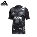 adidas/アディダス ラグビー トップス Tシャツ_リコーブラックラムズ_半袖ファン待望のホームシャツがお目見え。リコーブラックラムズのホームユニフォームをベースにデザインした軽量ジャージー。弾性と通気性に優れるピケ生地を用い、ピッチでもスタンドでも快適な着心地に仕上げている。袖は動きやすい、バットウィングスタイルを採用。ストレートシルエットで、身幅に余裕のあるレギュラーフィットヘリンボーンテープをあしらったクルーネックバットウィングスタイルの半袖 / 伸縮性のあるカフ■生産国■中国■品質素材■ポリエステル100%（ピケ）■カラー■ブラックネコポス発送対応！日時指定はできません。注文時に配送方法をネコポスで指定してください。詳しくは配送方法をご覧ください。adidas/アディダス ラグビー トップス リコーブラックラムズホームジャージー この商品の色違いはございません