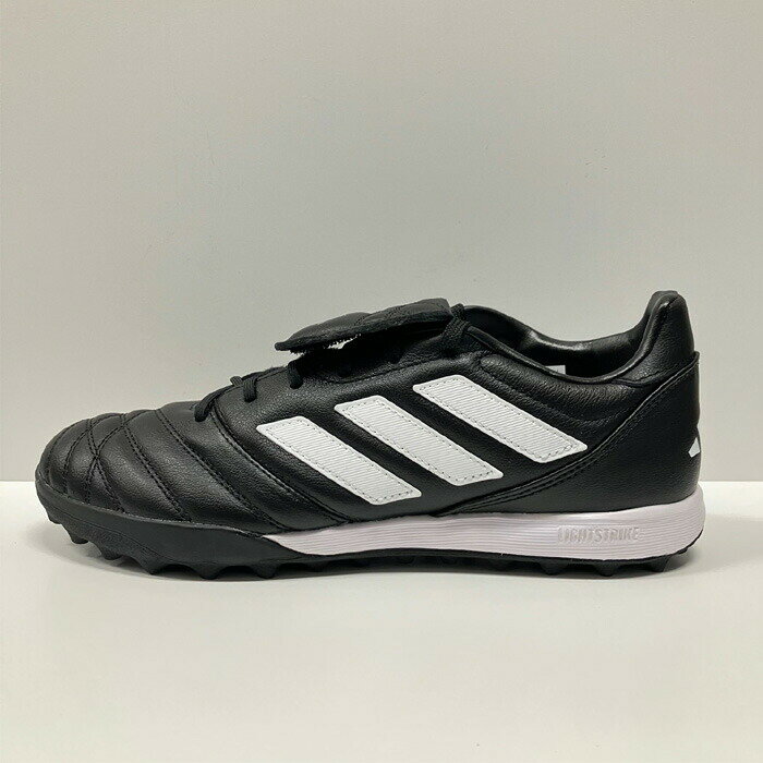 adidas/アディダス サッカー/フットサル トレーニングシューズ トレシュー_人工芝対応/2023SSコパのDNAを受け継ぐ、人工芝用レザースパイク。情熱がスポーツを美しいゲームに変える。このアディダス コパ グローロを履いて、再びサッカーに夢中になろう。足を包み込む柔らかいレザーアッパーがフィット感をもたらし、正確なボールタッチを導く。ラグラバーアウトソールとソフトなEVAミッドソールのクッショニングが、ピッチでのプレーをサポート。細かいステッチをあしらった、タイムレスに愛されるルックスも魅力。レギュラーフィットシューレースクロージャーレザーアッパー合成素材のライニングEVAのミッドソール■生産国■■品質素材■アッパー/天然皮革、合成皮革アウトソール/ゴム底■カラー■コアブラック/フットウェアホワイトadidas/アディダス サッカー/フットサル トレーニングシューズ コパグローロTF