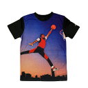 JORDAN/ジョーダン バスケットボール トップス 子供サイズ_キッズ_ジュニア_ミニバス_BOYS_ジョーダン_Tシャツ/2023FWこちらの商品は子供サイズになります。このソフトなポリジャージー ニット T シャツのフロントには、象徴的なジャンプマン ロゴのインスピレーションとなった 1988 年の歴史的な写真、空を飛ぶマイケル ジョーダンを着てください。やや重みを加えてさらに快適に仕上げ、レギュラーフィットとタグのないクルーネックで快適な着心地を実現しています。この T シャツをお気に入りのジョーダン ボトムスやシューズと組み合わせて、頭からつま先まで完璧なルックを演出したり、お気に入りのジーンズと組み合わせてクールでカジュアルなルックを演出したりできます。■サイズ■サイズ/身長S/128〜132cmM/132〜147cmL/147〜163cm XL/163〜175cm■生産国■中国■品質素材■ポリエステル100%■カラー■ブラックJORDAN/ジョーダン バスケットボール トップス スニーカースクールジャンプマンTシャツ