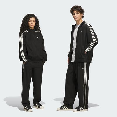 adidas/アディダス トレーニング パンツ スケートボーディング ビンテージ スーパーファイヤー トラックパンツダブルニット構造で快適さと耐久性を実現した、ルーズフィットのトラックスーツ ボトム。アクションと自己表現を愛する人のためにデザインされたスケートボーディング ビンテージ スーパーファイヤー トラックパンツは、個性あふれる楽観主義を体現し、ルーズフィットで自在にトリックやターンが決まる。ソフトな肌触りでありながら耐久性に優れたダブルニット構造で、パークでの長時間のセッションや街中を移動するときに最適なトラックパンツ。アディダスがクラシックなスケートボードスタイルに命を吹き込み、快適さと汎用性を両立させたデイリーに活躍する一着。オーリーをきっちり決めるときでも、普段使いでも、快適さと自信を追求したこのパンツなら、次の動きに集中できる。オリジナルスのスピリットを感じながら、アディダスで自分のスタイルを表現しよう。・ルーズフィット・ドローコード・ダブルニット構造■品質素材■主な素材：ポリエステル82% / ポリウレタン18%■カラー■ Black / Cream Whiteadidas/アディダス トレーニング パンツ スケートボーディング ビンテージトラックパンツ_ジャージ