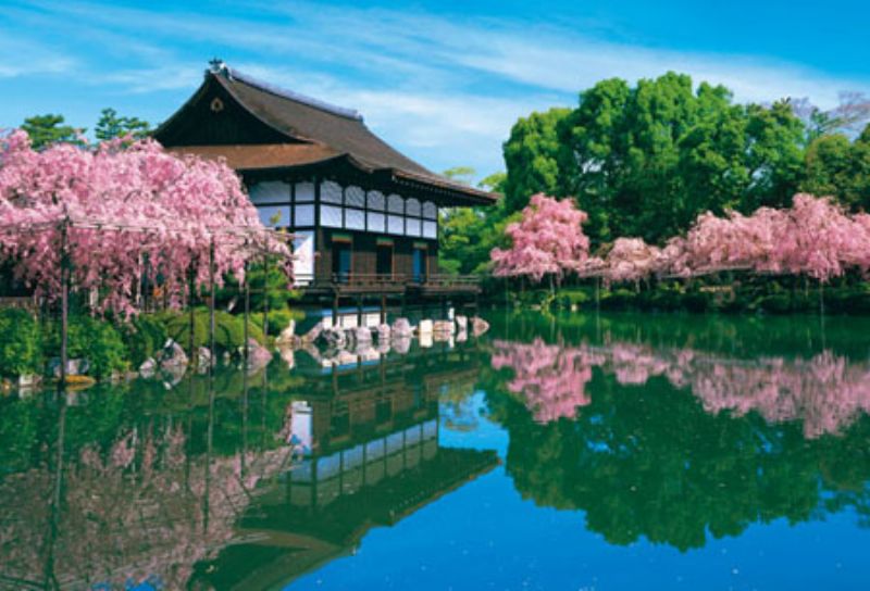 1000ピースジグソーパズル 桜映える平安神宮 《廃番商品》 ビバリー 71-351 (49×72cm)