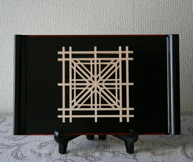 組子細工 置き飾り 組子黒朱角盆飾り【真金ゴマ柄】 お正月飾りやお雛様飾りのお伴にどうぞ！