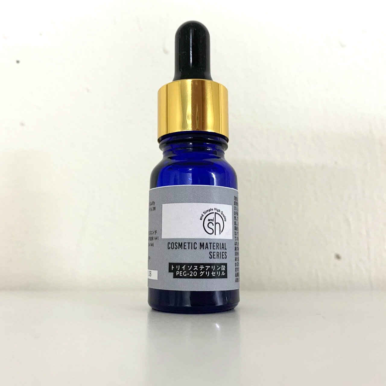 商品説明の箇条書き 10ml(スポイトヘッド) お好みの植物オイルがクレンジングオイルに変わります。お好みの植物オイルに5％から10％程度混ぜるだけで、クレンジングオイルになります。 パーム油由来の高級脂肪酸であるイソステアリン酸と、グリセリンに由来する非イオン界面活性剤（ノニオン界面活性剤）です。安全性と乳化力に優れたO/W型乳化剤です。 使用例：トリイソステアリン酸PEG-20グリセリル5〜10gをグレープシードオイルやお好みのキャリアオイル約100gに入れてよくかき混ぜれば手作りクレンジングオイルの完成です。また、お好みにより精油を1ml入れて香りも楽しめます。メイクによくなじませ、軽くマッサージした後、水またはぬるま湯でよく洗い流してください。 区分:雑貨(化粧品原料) 商品特徴・注意書き トリイソステアリン酸PEG-20グリセリル 10ml(スポイトヘッド) ■お肌に異常が生じていないかよく注意して使用して下さい。 ■ お肌に合わない場合はご使用をやめ、異常が現れた場合は皮膚科専門医などへご相談下さい。 ■乳幼児の手の届かない所、直射日光を避け、冷暗所等で密封して保管して下さい。 ■手作り化粧品を他に販売することは法律で禁止されています。 [ 関連ワード : アンドシンプルハイクィリティ / アンドエスエイチ / 化粧品原料 / 原料 / パーム油由来の高級脂肪酸とグリセリン非イオン界面活性剤 / O/W型乳化剤 / 乳化 / 乳化剤 / 自作コスメ / 手作りコスメ ] 品名・内容量 トリイソステアリン酸PEG-20グリセリル 10ml(スポイトヘッド) 区分・広告文責 区分　雑貨・広告文責　株式会社JCS　06-6534-6403 メーカー 株式会社アンドエスエイチ アンド シンプル ハイクォリティ &sh and Simple High Quality シプハイ アンドシンプルハイクォリティ クリスマス プレゼント 誕生日 記念日 ギフト 贈り物 ラッピング 贈る 贈答 父の日 母の日 敬老の日 旅行用 トラベル 新生活 引越し 引っ越し お祝い 内祝い お礼 お返し 挨拶 あいさつ回り 出産祝い 里帰り 梅雨 雨の日 紫外線 UV ハロウィン ハロウィーン 仮装 コスプレ用 女性 レディース 男性 メンズ ユニセックス 彼女 彼氏 友人 友達 両親 夫 旦那 妻 嫁 父 母 エイジング 様々なシーンの贈り物に、実用的で喜ばれる、おすすめ品です。0