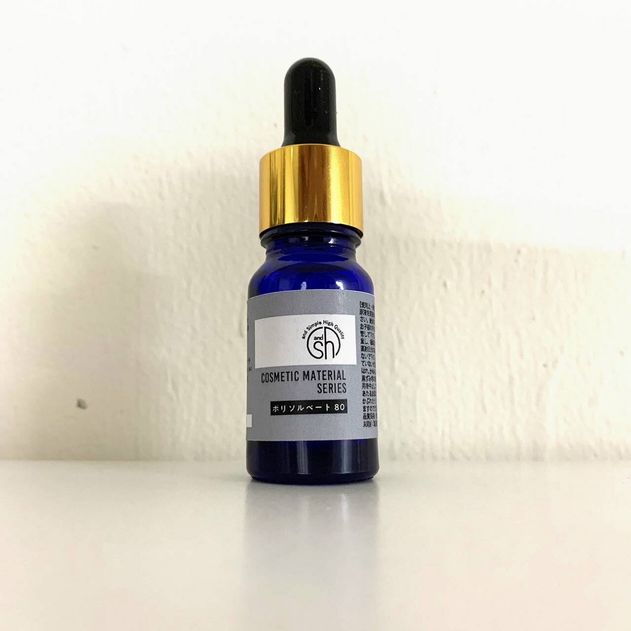 商品説明の箇条書き 10ml 植物（パーム、キャッサバ、とうもろこし）に由来する非イオン界面活性剤（ノニオン界面活性剤）です。アルコールを使わずに、水に溶けないオイルを乳化させる事ができる液体乳化剤です。 水で洗い流せるクレンジングオイル、ボディオイル、バスオイルを混ぜるだけで簡単に手作りり化粧品をお楽しみ頂けます。 使用例：洗い流せるクレンジングオイル、ボディオイル、バスオイルなど。使用量…オイルの量に対し〜50％まで。 区分:雑貨(化粧品原料) 商品特徴・注意書き アンドエスエイチ ポリソルベート80 10ml ■お肌に異常が生じていないかよく注意して使用して下さい。 ■ お肌に合わない場合はご使用をやめ、異常が現れた場合は皮膚科専門医などへご相談下さい。 ■乳幼児の手の届かない所、直射日光を避け、冷暗所等で密封して保管して下さい。 ■手作り化粧品を他に販売することは法律で禁止されています。 [ 関連ワード : アンドシンプルハイクィリティ / アンドエスエイチ / 化粧品原料 / 原料 / クレンジング / アロマ入浴剤 / 手作りコスメ原料 / アロマバスオイル / 手作り / バスオイル / バスオイルベース / 手作りコスメ / 材料 / 素材 / ポリソルベート / 自作コスメ原料 / 手作りコスメ原料 ] 品名・内容量 アンドエスエイチ ポリソルベート80 10ml 区分・広告文責 区分　雑貨・広告文責　株式会社JCS　06-6534-6403 メーカー 株式会社アンドエスエイチ アンド シンプル ハイクォリティ &sh and Simple High Quality シプハイ アンドシンプルハイクォリティ クリスマス プレゼント 誕生日 記念日 ギフト 贈り物 ラッピング 贈る 贈答 父の日 母の日 敬老の日 旅行用 トラベル 新生活 引越し 引っ越し お祝い 内祝い お礼 お返し 挨拶 あいさつ回り 出産祝い 里帰り 梅雨 雨の日 紫外線 UV ハロウィン ハロウィーン 仮装 コスプレ用 女性 レディース 男性 メンズ ユニセックス 彼女 彼氏 友人 友達 両親 夫 旦那 妻 嫁 父 母 エイジング 様々なシーンの贈り物に、実用的で喜ばれる、おすすめ品です。0