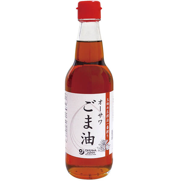 オーサワごま油は玉締め圧搾法一番搾り 香り高くまろやかな風味 ◆和紙漉し法 ◆中炒り ◆炒め物や揚げ物、ドレッシングなどに ＜オーサワジャパン＞ 桜沢如一の海外での愛称ジョージ・オーサワの名を受け継ぐオーサワジャパン。 1945年の創業以来マクロビオティック食品の流通の核として全国の自然食品店やスーパー、レストラン、カフェ、薬局、料理教室、通販業などに最高の品質基準を守った商品を販売しています。 ＜マクロビオティックとは？＞ 初めてこの言葉を聞いた人は、なんだか難しそう…と思うかもしれません。でもマクロビオティックは、本当はとてもシンプルなものです この言葉は、三つの部分からできています。 「マクロ」は、ご存じのように、大きい・長いという意味です。 「ビオ」は、生命のこと。生物学＝バイオロジーのバイオと同じ語源です。 「ティック」は、術・学を表わします。 この三つをつなげると、もう意味はおわかりですね。「長く思いっきり生きるための理論と方法」というわけです！ そして、そのためには「大きな視野で生命を見ること」が必要となります。 もしあなたやあなたの愛する人が今、肉体的または精神的に問題を抱えているとしたら、まずできるだけ広い視野に立って、それを引き起こしている要因をとらえてみましょう。 それがマクロビオティックの出発点です。 ■商品名：ごま油 ゴマ油 胡麻油 オーサワごま油 ビン 圧搾 国産 オーサワジャパン 無添加 瓶 ■内容量：330g ■原材料名：白胡麻(ナイジェリア・パラグアイ産) ■栄養成分表示：100g当たり／エネルギー 900kcal／タンパク質 0g／脂質 0g／炭水化物 100g／食塩相当量 0g ■アレルゲン：ごま ■メーカー或いは販売者：オーサワジャパン株式会社 ■賞味期限：冷暗所で2年 ■保存方法：冷暗所 ■区分：食品 ■製造国：日本【免責事項】 ※記載の賞味期限は製造日からの日数です。実際の期日についてはお問い合わせください。 ※自社サイトと在庫を共有しているためタイミングによっては欠品、お取り寄せ、キャンセルとなる場合がございます。 ※商品リニューアル等により、パッケージや商品内容がお届け商品と一部異なる場合がございます。 ※メール便はポスト投函です。代引きはご利用できません。厚み制限（3cm以下）があるため簡易包装となります。 外装ダメージについては免責とさせていただきます。