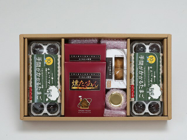 名称：燻製ギフトセット(タイプ1) 原材料名：燻製卵(鶏卵(国産)、食塩、利尻昆布) 燻たくあん(塩押しだいこん、漬け原材料[果糖ぶどう糖液糖、食塩、かつおエキス、醸造酢、発酵調味料、蛋白加水分解物(小麦・大豆を含む)、かつお節、米ぬか]) からむき燻たま2個入り(鶏卵(国産)、食塩、利尻昆布) 大葉みそ(だし入り米みそ(大豆を含む)、砂糖、青唐辛子、青しそ、植物油脂/調味料(アミノ酸等)、スモークフレーバー) 内容量：燻製卵10個入り2箱、燻たくあん(100g入り)2パック、からむき燻たま2個入り1箱、大葉みそ(80g)1個 賞味期限：90日 保存方法：常温 販売者：スモークハウス 福島県田村郡小野町飯豊一盃森82人類があみだした最も古い料理法「燻製」 スモークをいぶすだけで、卵を味わい深く、優れた保存性や殺菌性を備えた食べ物へと変身させる煙の「魔術」 スモークハウスがチチンプイプイと魔法の煙を1週間かけた魔法の卵を召し上がり、人類が積み重ねてきた時の流れをお楽しみください。 スモークハウスこだわりの燻製品ギフトセット(タイプ1)です。 燻製卵：生みたてのこだわりの卵を使用し、北海道利尻昆布をだしに、森林の香りと 清らかな水が芳醇なおいしさに仕上げました。 燻製が防腐の役目を果たし、保存方法は常温保存。90日間美味しさは変わりません。 燻たくあん：甘いパリパリのたくあんに燻製をかけました。風味と香味に奥行きが加わり、たくあん本来の美味しさがより引き立っております。 からむき燻たま：伯方の塩と利尻昆布で味付けしたたまごのカラをむき、直接くんせいをかけた商品です。外側の白身がウィンナーの皮のような食感になり、おつまみ等に最適です。 大葉みそ：大葉の香り豊かな、甘辛い味付けです。ご飯のお供やキュウリ、豆腐につけてもオススメの昔ながらのおかずみそです。