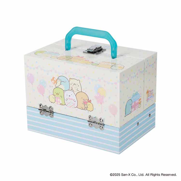 「すみっコぐらし」の3段バニティボックスには、心ときめくアイテムがいっぱい！キラキラのラメが入ったネイルカラーやリップグロス、アイシャドウなどが揃っていて、おしゃれに目覚めたキッズにぴったりなコスメセット。　これ1つで楽しくヘアメイクができちゃう♪メイクを落とす際は、石鹸を泡立ててメイクになじませ、水またはぬるま湯で洗い落としてください。ネイルカラー　【セット内容】リップグロス×1、アイシャドウパレット（3色）チップ付×1、リップスティック×1、水性ネイルカラー×2、ヘアゴム×2、つけ爪×1、爪やすり×1●商品サイズ（cm）幅約20×奥行約13.7×高さ約15●商品重量約0.66kg●材質対象年齢6才　電池不使用　ボックス：紙、容器：プラ（検索用：キッズコスメ すみっコぐらし すみっこぐらし バニティ メイクボックス GT 3段ボックス 水性ネイル リップスティック キッズメイク 4589581117735）最強翌日配送対象商品に関するご案内 最強翌日配送対象商品・対象地域に該当する場合は最強翌日配送マークがご注文カゴ近くに表示されます。 最強翌日配送可能なお支払方法は【クレジットカード、代金引換、全額ポイント支払い】のみとなります。 下記の場合は最強翌日配送対象外となります。 ・15点以上ご購入いただいた場合 ・時間指定がある場合 ・ご注文時備考欄にご記入がある場合 ・決済処理にお時間を頂戴する場合 ・郵便番号や住所に誤りがある場合 ・最強翌日配送対象外の商品とご一緒にご注文いただいた場合 ・お届け先住所文字数が40文字以上の場合 関連キーワード(本商品の説明ではありません)母の日 父の日 敬老の日 こどもの日 クリスマス バレンタイン ホワイトデー ハロウィン お正月 成人の日 成人式 記念日 誕生日 卒業式 入学式 お歳暮 お中元 春 夏 秋 冬 梅雨 節分 ひな祭り 七夕 十五夜 初詣 年越し 夏祭り 花火大会 結婚祝い 内祝い 出産祝い 快気祝い 還暦祝い 古希 喜寿 傘寿 米寿 卒寿 白寿 百寿 新築祝い 引っ越し祝い 開店祝い 開業祝い 就職祝い 昇進祝い 合格祝い 銀婚式 金婚式 七五三 長寿祝い 御礼 お母さん お父さん 義母 義父 祖父 祖母 おばあちゃん おじいちゃん 娘 息子 彼氏 彼女 恋人 友達 上司 先輩 後輩 同僚 キッズ 子供 幼児 ベビー 赤ちゃん 育児 学生 社会人 シニア 10代 20代 30代 40代 50代 60代 70代 80代 90代 一人暮らし 単身赴任 主婦 主夫 新生活 家族暮らし 子育て 旅行 トラベル ライブ ホームパーティ ビジネス 法人 ギフト プレゼント