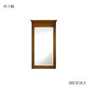 商品情報 商品名 Brooks Collection 吊り鏡 サイズ W500×D51×H900mm 材質 ナラ材 ラッカー塗装 商品説明 家具用材の中でも杢目がはっきりとして丈夫なナラ材を使用したアンティーク調家具シリーズです。ナラ材独特の木目、虎斑（とらふ）と手作業で行われる独自のぼかし塗装が合わさりクラシカルブリティッシュトラッドを感じる風合いに仕上がっています。 【加藤木工について】 北の大地北海道で受け継がれてきた旭川の家具工房「加藤木工」の製品は無垢材と天然木突き板による組み合わせを生かし チェストや、キャビネット、ダイニングセットを長期にわたり製作しています。 ナチュラルなクリア塗装から時代を感じるアンティーク調の塗装まで自社工場で行う幅広い商品構成が特徴です。 恵まれた自然環境で育まれた北海道家具は一生の宝物といっても過言ではありません。 一品一品に心を込めた手作り家具 こんな家具と一緒に歳をとりたい・・・そんな北海道「加藤木工」を、ご覧ください。(スタッフ一同)