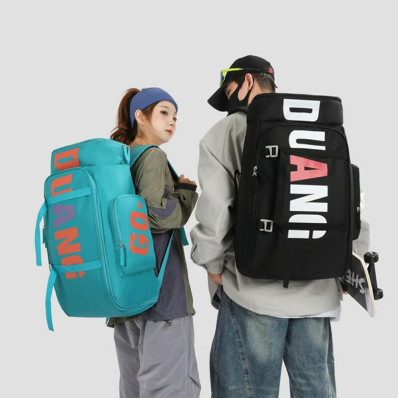スノーボード バックパック 大型 スキーヘルメット 大容量 ブーツバッグ ヘルメットバッグ付き 防水フルパッド トラベルバックパック アカウント大容量でスキーブーツ、ヘルメット、スキーウエア、カメラの予備バッテリーなど必要なアイテムをまとめて収納できます、収納力が抜群です。スノーボード等の装備品はすべて収納揃います。"【撥水性耐久性優れた通気性】バッグの底は防水と耐低温のターポリンで完全に裏打ちされ、雪が染み込む心配はないです。バッグ背面とショルダーベルト内側には、汗などの水分を素早く吸収拡散する通気性の良いメッシュ素材を使用し、パッドで通気性を良くなります。また、防水滑り止めのベースの設計で、地面に置いている間に雪から遠ざけるので、濡れた駐車場や雪の中でアイテムを乾いた状態に保つのに役立ちます。【実用性多機能性】各サイズのスキーブーツは収納可能です。そして外側にコンプレッションベルト付き、スキー板やボードを挿し込んで持っていくことができます。両サイドのコンプレッションベルトには、トーチなどの小さなものを吊るすためのランヤードを装備しています。使い勝手の良い大型のジッパーヘッドを採用し、手袋をしたままでも簡単にアクセスできます。【便利なデザイン】スキーブーツバッグのフロントとバックのポケットは180開閉でき、サイドのジップを開けるだけで簡単に物を出し入れすることができます。背面のフラップを開くとマットとして使用可能。内側は防水防汚に優れたアルミホイルの防水布生地。汚れを防ぐだけでなくお手入れも簡単です。"スノーボード バックパック 大型 スキーヘルメット 大容量 ブーツバッグ ヘルメットバッグ付き 防水フルパッド トラベルバックパック アカウント大容量でスキーブーツ、ヘルメット、スキーウエア、カメラの予備バッテリーなど必要なアイテムをまとめて収納できます、収納力が抜群です。スノーボード等の装備品はすべて収納揃います。"【撥水性耐久性優れた通気性】バッグの底は防水と耐低温のターポリンで完全に裏打ちされ、雪が染み込む心配はないです。バッグ背面とショルダーベルト内側には、汗などの水分を素早く吸収拡散する通気性の良いメッシュ素材を使用し、パッドで通気性を良くなります。また、防水滑り止めのベースの設計で、地面に置いている間に雪から遠ざけるので、濡れた駐車場や雪の中でアイテムを乾いた状態に保つのに役立ちます。【実用性多機能性】各サイズのスキーブーツは収納可能です。そして外側にコンプレッションベルト付き、スキー板やボードを挿し込んで持っていくことができます。両サイドのコンプレッションベルトには、トーチなどの小さなものを吊るすためのランヤードを装備しています。使い勝手の良い大型のジッパーヘッドを採用し、手袋をしたままでも簡単にアクセスできます。【便利なデザイン】スキーブーツバッグのフロントとバックのポケットは180開閉でき、サイドのジップを開けるだけで簡単に物を出し入れすることができます。背面のフラップを開くとマットとして使用可能。内側は防水防汚に優れたアルミホイルの防水布生地。汚れを防ぐだけでなくお手入れも簡単です。"