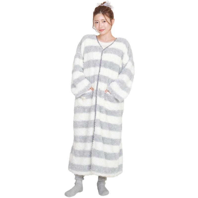 [ルアンナジェナ] 着る毛布 ルームウェア レディース 部屋着 着る ブランケット ふわもこ 誕生日 プレゼント ギフト QWHIB08【大人可愛いボーダー着る毛布】 素肌に優しいふわモコの着心地が魅力の、大人可愛いボーダーデザインの着る毛布。シンプルでありながらおしゃれなデザインが特徴で、どんなシーンでも使いやすいアイテムです。リラックスしたい時にサッと羽織るだけで、暖かく快適に過ごせます。【2way仕様】 お好みで2通りの着方が楽しめます。前でボタンを留めれば動きやすく、家事や小さなお子さまとの時間におすすめ。リラックスタイムには、ブランケットとして使うことも可能です。襟元がもたつかず、着たまま眠れるのも嬉しいポイントです。【誰でもぴったりフィットのフリーサイズ】 程よいサイズ感で締め付け感がなく、リラックスタイムを邪魔しません。真冬でもあたたかなおうち時間にピッタリ。普段Sサイズの方はゆったりラクチンに、普段M～Lサイズの方は程よいシルエットで着られるサイズ感です。【たためばクッションになる着る毛布】 リビングでのくつろぎタイムに最適な着る毛布ですが、使わないときはたたんでクッションに早変わり。クッションとしても使える多機能さに、収納にも困らない便利さが魅力です。家族や友人へのプレゼントにもぴったりのアイテムです。【どんなシーンでも渡せる万能ギフト】 誕生日 記念日 お祝い お返し 結婚 出産 クリスマス 母の日 バレンタインデー ホワイトデー 入学 卒業 引越し 敬老の日 周年 送別会 内祝 還暦 退職 など様々なシーンで贈りやすいプレゼントになっています【商品仕様】〇サイズ：フリーサイズ(着丈--115cm、バスト--63.5cm、肩幅--66cm、袖丈--38cm、袖口--32cm） 〇カラー：ブルーグレー、ベージュ 〇素材：ポリエステル100％　 〇商品内容：ボア着る毛布　 〇ブランド：Luanna Jena（ルアンナジェナ）