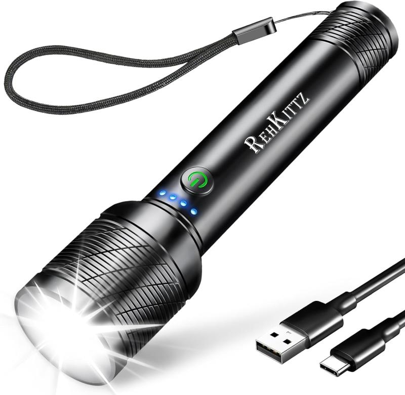 REHKITTZ 充電式LED懐中電灯、1600ルーメン、超高輝度【超高輝度懐中電灯】LEDライトには、新しくアップグレードされた超高輝度ビーズとチップが採用されており、従来の懐中電灯 充電式よりも均一で明るい光を提供でき、懐中電灯の明るさは、最大1600ルーメン（バッテリー100%時）、市場にある90%のledライトよりも明るいです。ハンディライト 充電式 より広い照明範囲があり,夜間に街や自分の庭を簡単に照らすことができます。【充電可能な大容量電池内蔵】LED懐中電灯 充電式は新型2200ミリアンペア充電池を提供しており、市販の一般的な電池よりも長い寿命を持っています。一度充電すると、ライト 充電式は弱光モードで21時間持続し、他のライト 小型の2.5倍になります。災害発生時でも、電池切れの心配なく長時間使用できます。【精確な電力量表示】明るい懐中電灯は先進的なチップコード技術を採用し、リアルタイムの電力量表示機能を持ち、4つの電力量表示ランプが電池の電力量（100%、75%、50%、25%）を精確に表示でき、電力量表示はより一目瞭然です。従来の小型ライト 充電式に比べ、電力残量や充電状態をいつでも確認でき、使用中にライト LEDの電源が突然切れる心配がなく、常に前方を照らすことができます。【コンパクトで持ち運び&amp;頑丈で長持ち】小型懐中電灯1本の重さはわずか157グラム、長さは14.4センチで、バッグに入れたり、ベルトやリュックにかけたりすることができます。付属の手縄は使用中の快適さを確保し、ハイキング、登山、キャンプ旅行に適しています。LED 強力 懐中電灯は頑丈なアルミニウム合金で作られ、優れた硬度、耐摩耗性、耐落下性を持ち。使用寿命は普通の18650 ライトの3倍です。停電や地震などの悪天候でも、問題なく使えます。【5つの照明モードでズーム可能】この強力ライトには、高、中、低、ストロボとSOSという5つの照明モードがあり、さまざまなシーンに適しています。ズーム可能な設計により焦点距離とビームを変えることができ、スポットライトの照明距離がより遠く、投光照明の視野がより広く、ほとんどの小型LEDライトよりも長い照明範囲と明るい視野を持っています。