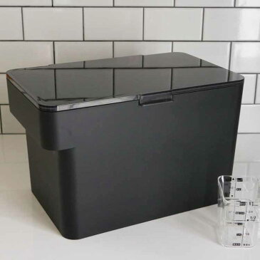 【最大2,000円OFFクーポン】タワー tower 密閉 シンク下米びつ タワー 5kg 計量カップ付 BK 山崎実業 3378 tower 米びつ おしゃれ 5kg 冷蔵庫 スリム 米 保存容器 密閉 計量カップ シンク下 米櫃 5キロ ライスボックス ライスストッカー yamazaki