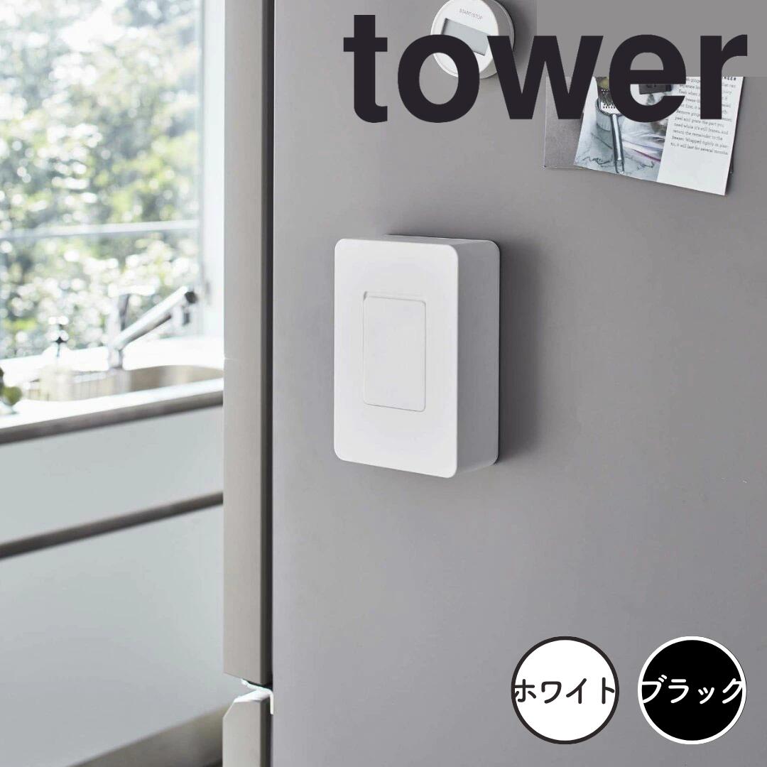 関連商品【ポイント5倍】レビュー特典あり タワー tower マグネットラップ...【ポイント5倍】レビュー特典あり タワー tower マグネットラップ...【ポイント5倍】レビュー特典あり タワー tower 前から開くマグネ...1,980円1,980円1,870円【ポイント5倍】レビュー特典あり タワー tower 前から開くマグネ...【ポイント5倍】レビュー特典あり タワー tower マグネットストレ...【ポイント5倍】レビュー特典あり タワー tower マグネットストレ...1,870円1,870円1,210円【ポイント5倍】レビュー特典あり タワー tower マグネットストレ...【ポイント5倍】レビュー特典あり タワー tower マグネットラップ...【ポイント5倍】レビュー特典あり タワー tower マグネットラップ...1,210円1,870円1,870円マグネットウェットシートホルダー タワー ホワイトアイテム説明 ウェットシートをすっきり隠せる！インテリアに役立つおしゃれなホルダー除菌・消毒の関心が高まっている昨今で、気になるのはウェットシートの収納問題ではないでしょうか。ティッシュやトイレットペーパーなどはすっきり収納しているのに、ウェットシートがむき出しのまま置かれていては、おうちのインテリアの調和を崩してしまうかもしれません。とはいえ、専用のカバーが少ないウェットシートは、置き場所に困ることもあります。その点、『マグネットウェットシートホルダー タワー』は、生活感が出がちなウェットシートをすっきり隠せる珍しいアイテム。スタイリッシュな見た目で、インテリアの印象を損なわない優れものです。マグネットで貼り付け可能！浮かせる収納で場所を取らないこちらウェットシートケースは、マグネットが付く平らな面、スチール壁面なら、どこでもマグネットで貼り付けて収納可能です。玄関のドアに貼り付ければ、帰宅時の手指の消毒・除菌に。冷蔵庫やキッチンに貼り付ければ、調理中や掃除中の手指の消毒・除菌に役立ちます。あらゆる場面で使えるアイテムですから、複数個をさまざまな場所に設置しておくのもおすすめです。マグネットで貼り付ける浮かす収納ができるため、余計な場所を取らないのもポイントです。テーブルや玄関、キッチンの限られた場所を圧迫せずに、余った空間を有効活用しながら、いつでもどこでもウェットシートを有効活用できるでしょう。開けやすく乾きにくい！こだわりが感じられる蓋付きウェットシートで気になるポイントといえば、乾燥してしまうことではないでしょうか。普段使いしているうちに、ウェットシートが乾いてしまい、最後までうるおいのあるシートを使えないということもあります。一方で、こちらのホルダーは密閉性の高いシリコン蓋ですから、乾燥の進行を防げるのが特徴です。これなら、最後までうるおいを感じられるウェットシートを使えそうですね。大きな取り出し口で、どんなシートも取り出しやすいのもうれしいポイントです。大判シートでも、ストレスなく快適に取り出すことができるでしょう。おしり拭きやお掃除シートの収納にもベストフィット 大人用の消毒・除菌のウェットシート以外にも、赤ちゃんのおしり拭きやお掃除シート、制汗シートなどの収納に役立つ点もポイントです。子ども部屋におしり拭きを設置すれば、赤ちゃんのお手入れに。キッチンにお掃除シートを設置すれば、油汚れのお掃除に。玄関や通路に制汗シートを設置すれば、お出かけ前の身だしなみに役立つでしょう。あらゆるお手入れに役立つシートがすっきり収納できるため、汎用性が高い点も魅力的。複数個設置しておけば、シート類をまとめてきれいに収納しておけそうです。気になるカラーバリエーションは、ブラック・ホワイトの2種類あらゆるウェットシートを収納しておけるこちらのホルダーは、本体カラーがブラックとホワイトの2種類から選ぶことができます。ほっこり優しい印象を与えてくれるホワイトは、キッチンや子ども部屋など、清潔感を与えたいシーンに重宝します。北欧風のインテリアや、ナチュラルな印象の部屋とよく調和するでしょう。一方で、モダンな印象を与えてくれるブラックは、部屋全体をすっきりと見せたい方におすすめします。モダンな男性の部屋はもちろん、すっきりスタイリッシュなインテリアを目指す方にぴったりです。スペック詳細アイテム詳細ブランド山崎実業商品に関してサイズ：幅 11.5cm × 奥行 5.7cm × 高さ 17cm重量：約260g素材：本体：abs樹脂　蓋・滑り止め：シリコーン　マグネット耐荷重：約500kg原産国：中国お取り扱いに関して対応サイズ：約幅10.5×奥行4.5×高さ16cm以内のウェットシートー同じブランドの商品はこちらー