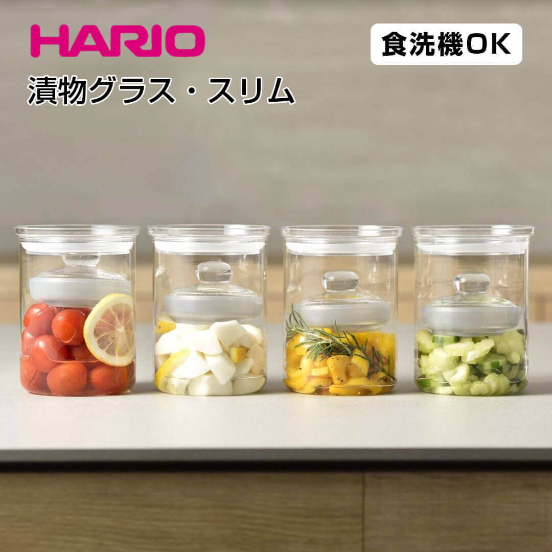 関連商品ハリオ HARIO ガラスの手仕事保存びん クリア 1000ml 50...ハリオ HARIO ガラスの手仕事保存びん クリア 2000ml 50...【ポイント10倍】 富士ホーロー FUJIHORO 富士ホーロー F...2,750円3,080円2,200円ハリオ HARIO だしポット 307543 手軽 手早く 簡単 削り...ハリオ HARIO 一膳屋 05048707 炊飯器 耐熱ガラス レン...【ポイント10倍】 富士ホーロー FUJIHORO konte 浅型角...2,750円3,300円1,980円【ポイント10倍】 富士ホーロー FUJIHORO konte 深型角...【ポイント10倍】 セイラス SALUS スカンディックオイル＆ビネガ...【ポイント10倍】 富士ホーロー FUJIHORO konte 浅型角...1,870円2,860円1,540円漬物グラス・スリムアイテム説明 耐熱ガラスで作られたコンパクトな漬物グラス本体と重石は耐熱ガラス製で、重石には破損しにくいようシリコーンカバーが付いています。クリア容器で中身が一目でわかりやすく、冷蔵庫にいくつか並べて保存しておくのもおすすめ。冷蔵庫のドアポケットにもすっぽりと収まるスリム設計です。保存もにおい移り・色移りしないにおい移りや色移りがしにくい素材で作られています。においの強い漬物にも容器へのにおい移りを気にせず使えるので自家製の漬物作りが楽しめます。カレー、ミートソース、トマトソースなどの色移りが心配される料理の保存にも◎。電子レンジ対応で時短調理にフタを外せば電子レンジにもご使用いただけます。電子レンジで野菜を加熱すれば手早く調理できて便利。また電子レンジ調理の際は重石も取り除いてください。加熱後はグラス全体が大変熱くなっています。ミトンなどをご使用のうえ器全体を持ち、なべしきなどの上に置くようにしてください。安心して使える重石用シリコーンカバー重石にはガラスが破損しにくいようシリコーンカバーを取り付けました。カバーは取り外し可能です。取り付けの際はカバーを重石にかぶせ下までしっかりと押しこみ、重石がしっかりとはまっていることをご確認ください。食洗機対応で簡単お手入れご使用後はやわらかいスポンジと中性洗剤でやさしく洗ってください。食洗機のご使用も可能です。お食事後の食器や調理器具とまとめて食洗機にセットしたらスタートボタンを押すだけ！研磨材入りたわし、金属たわし、クレンザーなどを使用しないでください。スペック詳細アイテム詳細ブランドHARIO( ハリオ )商品に関してサイズ：幅102×奥行102×高135mm　口径91mm重量：約600g(個箱含む)素材：[重石]ホウケイ酸ガラス[重石カバー・フタパッキン]シリコーンゴム[フタ]AS樹脂[本体]耐熱ガラス内容量：満水容量800mL原産国：[重石]日本[重石カバー]ベトナム[フタ]日本[フタパッキン]中国お取り扱いに関して【使用可能】熱湯、電子レンジ、食洗機【耐熱温度差】120℃【注意事項】・調理の時は外側の水滴をぬぐい、途中で差し水をする時は冷水をさけ、またガラス部分が熱くなっている時はぬれた布でふれたり、ぬれた所に置かないでください。・空だきをしないでください。・洗う時は、研磨材入りたわし、金属たわしやクレンザーなどを使用しないでください。・使用区分以外には使用しないでください。 ー同じブランドの商品はこちらー