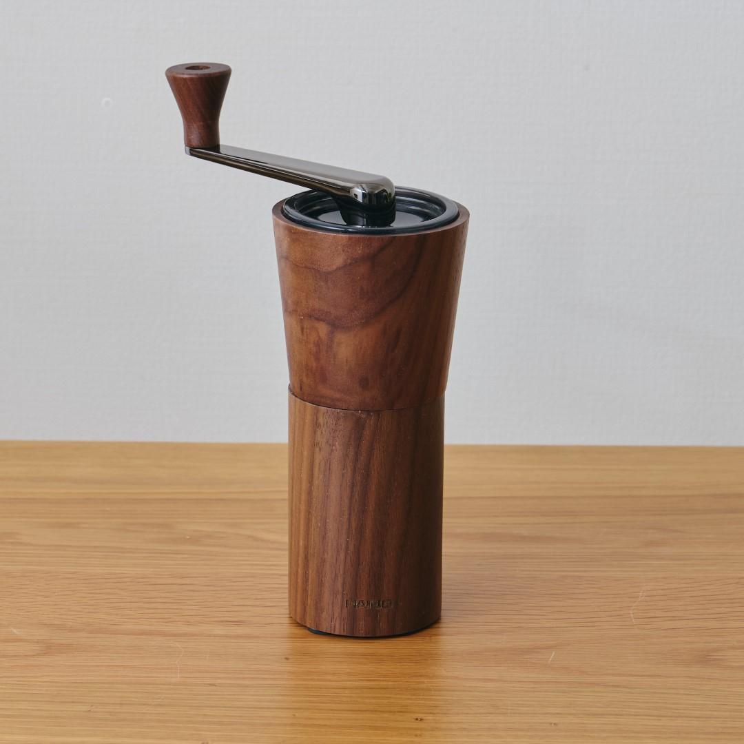 【ポイント10倍】 ハリオ HARIO コーヒーミル ウォールナット 5087987 コーヒーミル 手動 手挽 ウォルナット 木目 ナチュラル おうちカフェ ギフト プレゼントのサムネイル